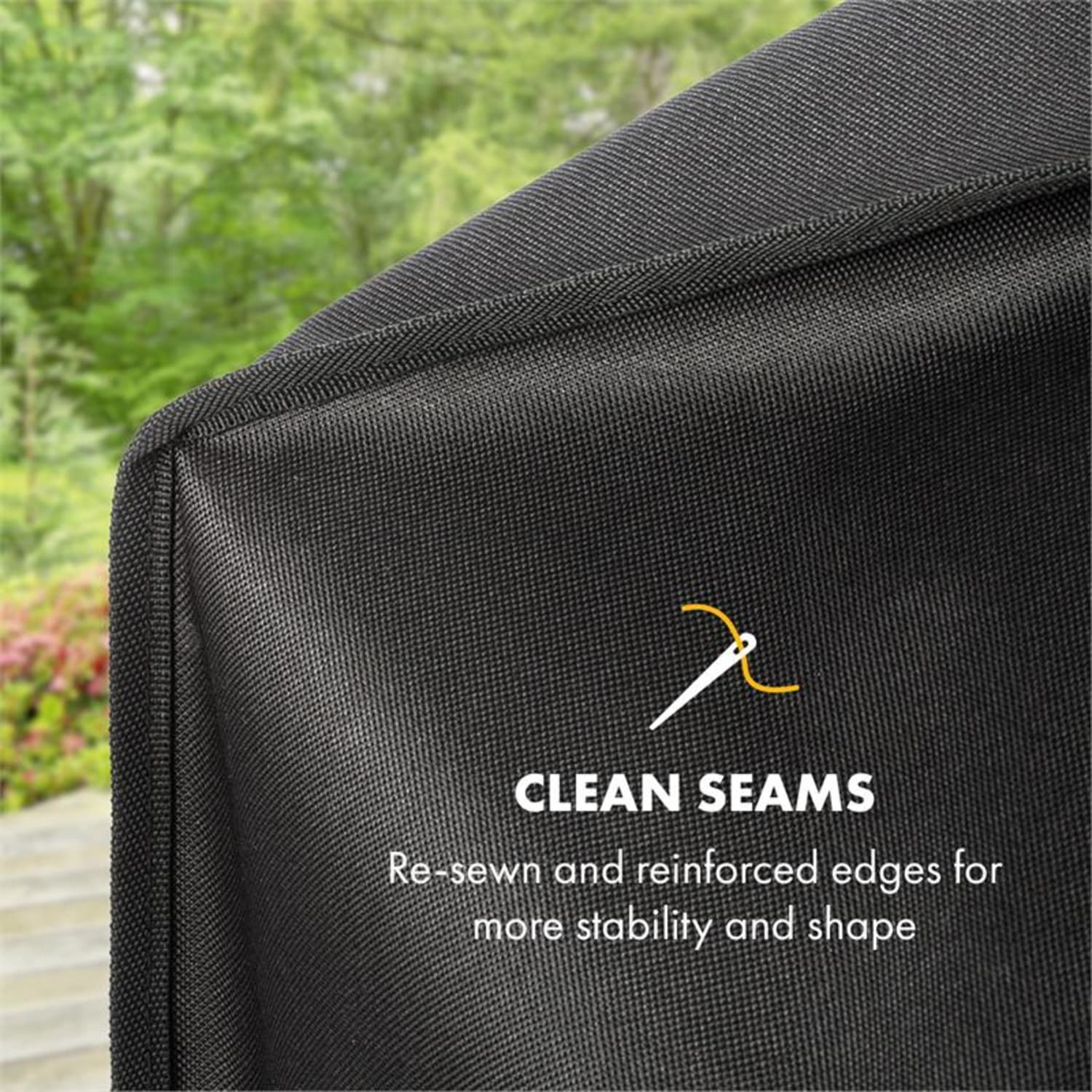 Nahaufnahme einer schwarzen Stoffkante mit dem Text 'CLEAN SEAMS'.