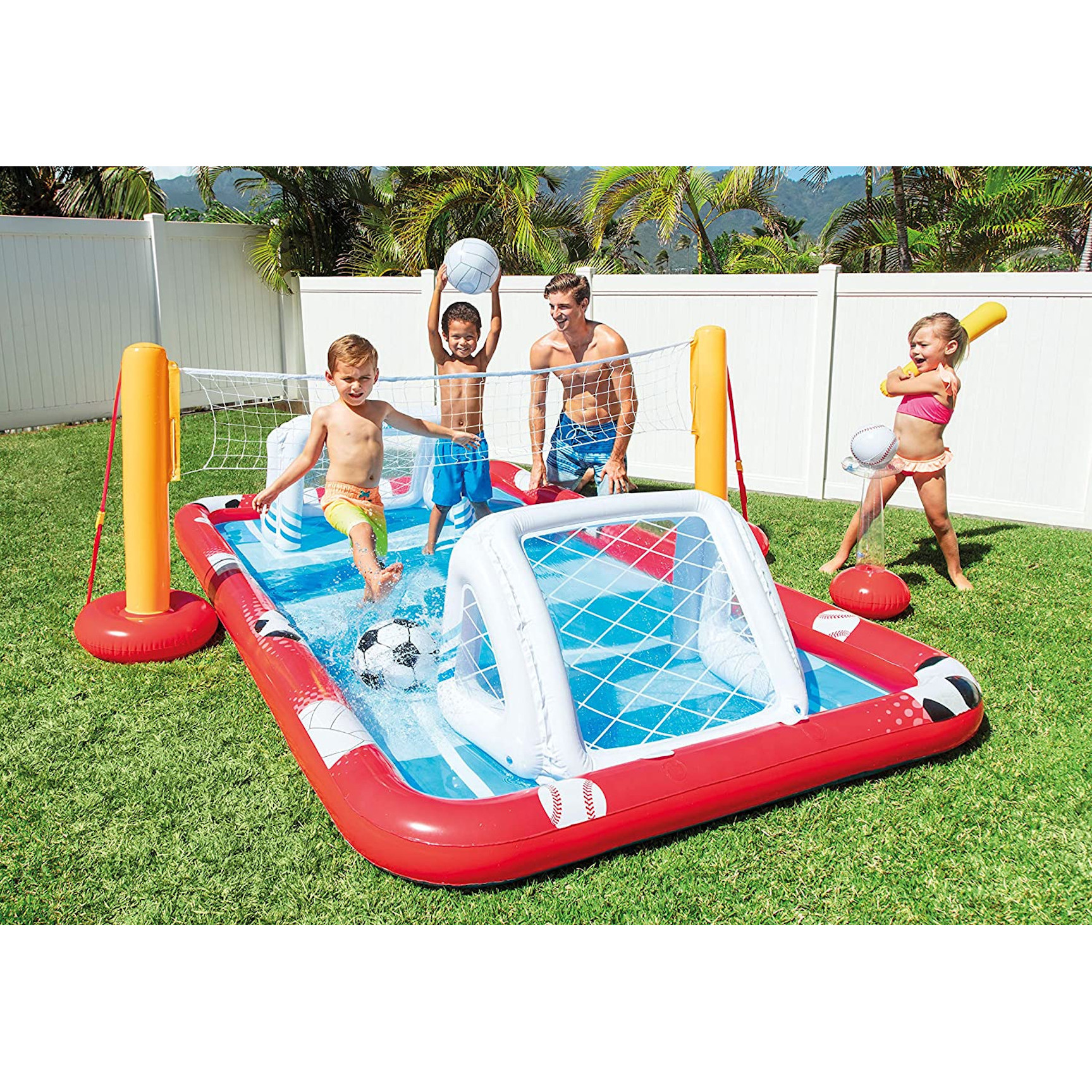 Pool mit Kindern, die Fußball und Baseball spielen. Grüner Rasen und weißer Zaun im Hintergrund.