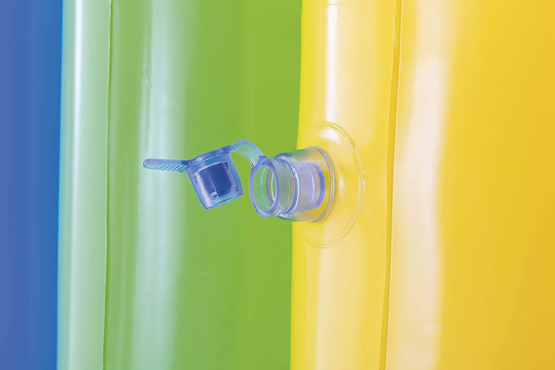 Nahaufnahme eines offenen, transparenten Ventils auf einer bunten aufblasbaren Struktur.