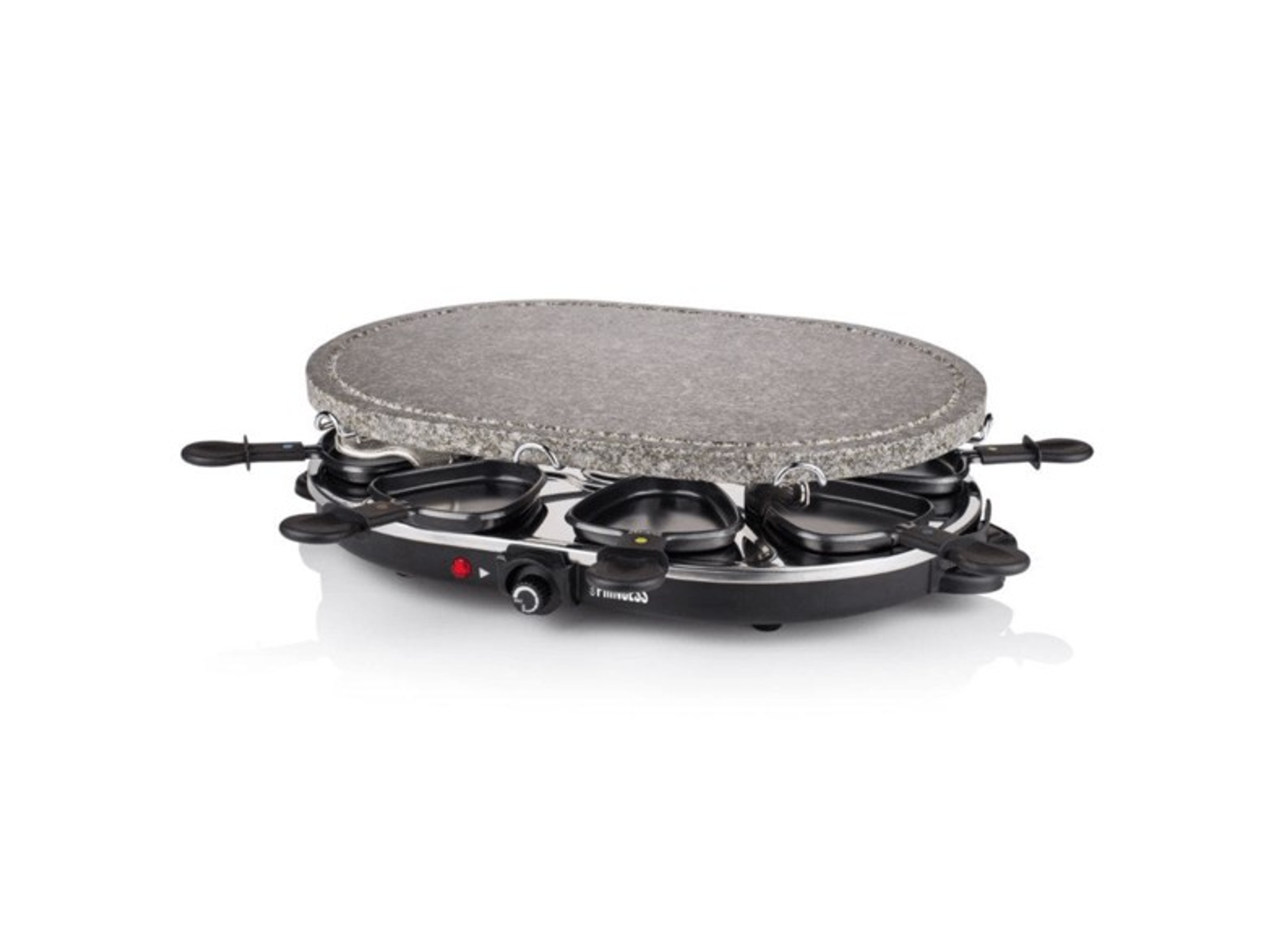 Grill do raclette z kamiennym blatem i kilkoma małymi patelniami poniżej.