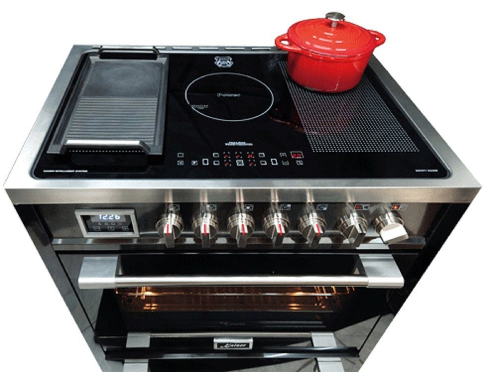 Ofen mit Grillplatte, Induktionskochfeld und rotem Topf oben drauf.