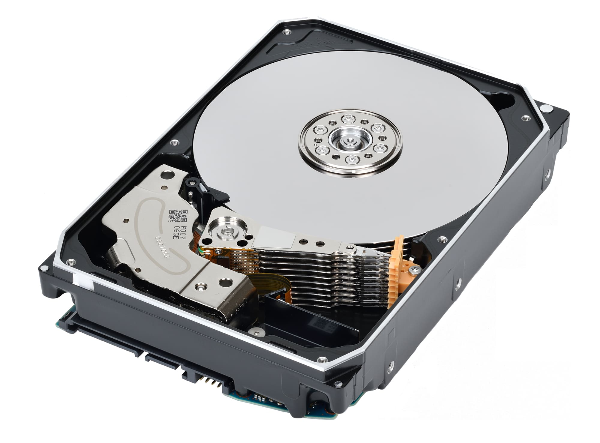 Otwarty dysk twardy, pokazujący dysk, metalowe ramię i inne elementy wewnętrzne na białym tle.