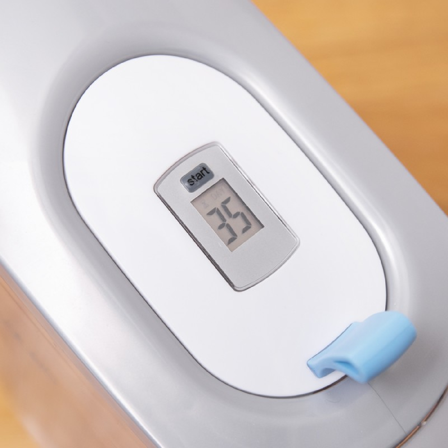 Un dispositivo di forma ovale con un display digitale che mostra il numero 35.