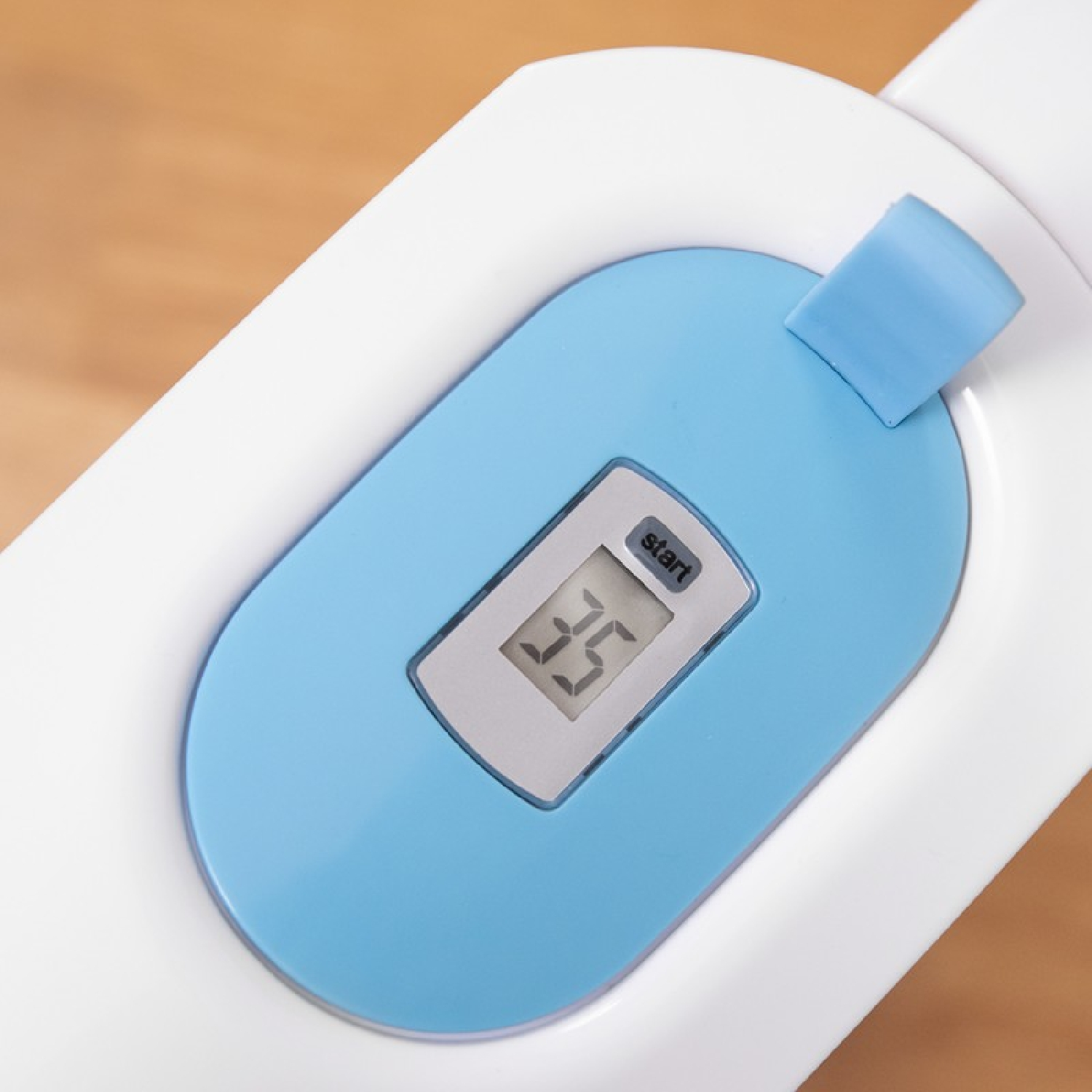 Un dispositivo con un display ovale blu e uno schermo digitale che mostra il numero 35.