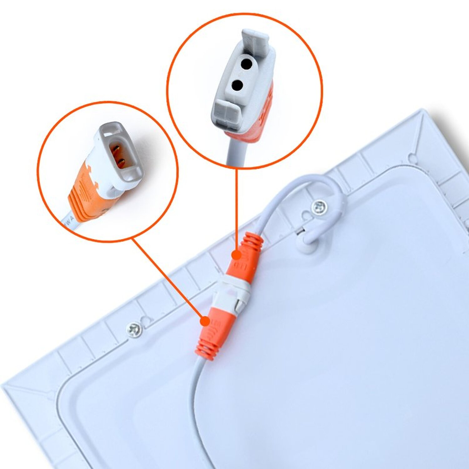 Eine weiße Platte mit orange-weißen Steckern. Zwei Stecker sind oben vergrößert dargestellt.