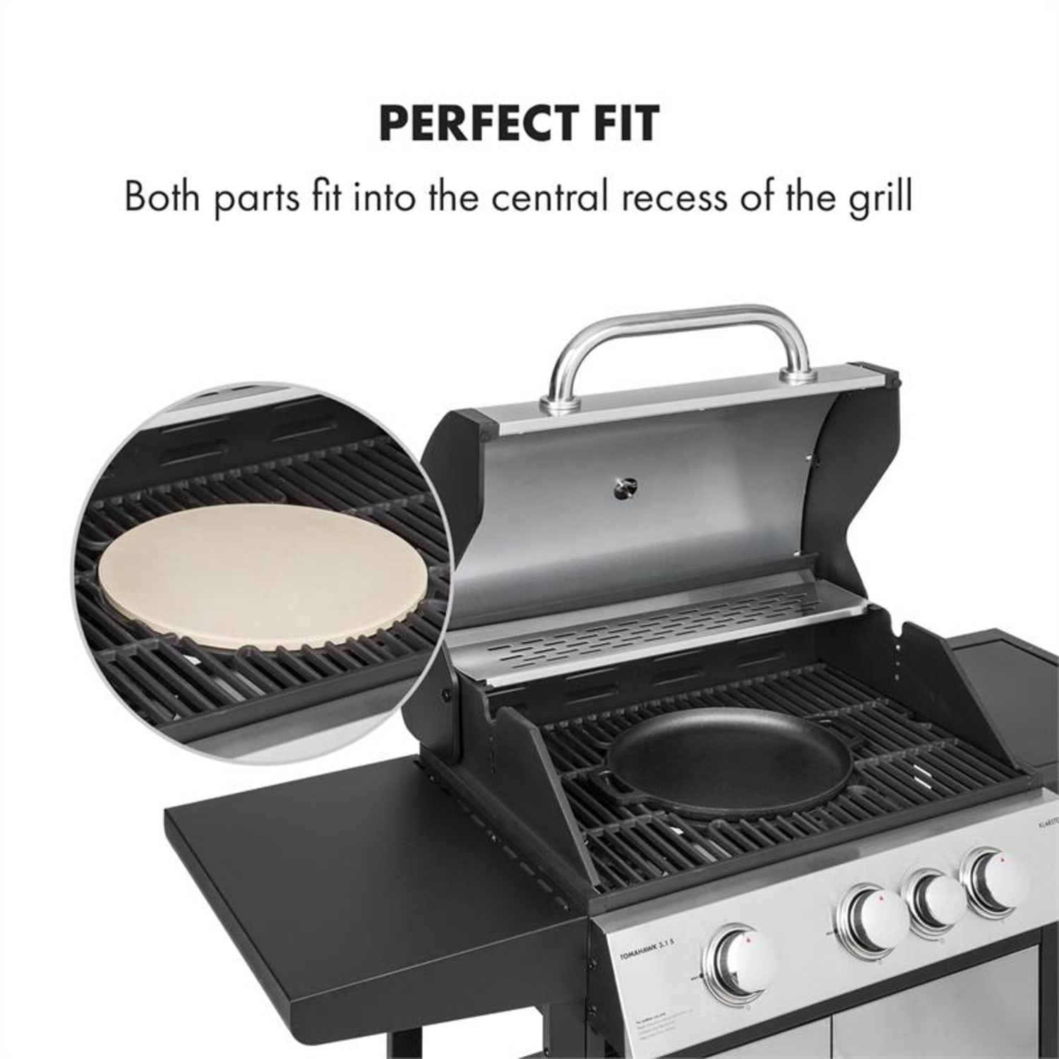 Una pietra per pizza in un grill. La padella si adatta al grill. Il grill è nero e argento.
