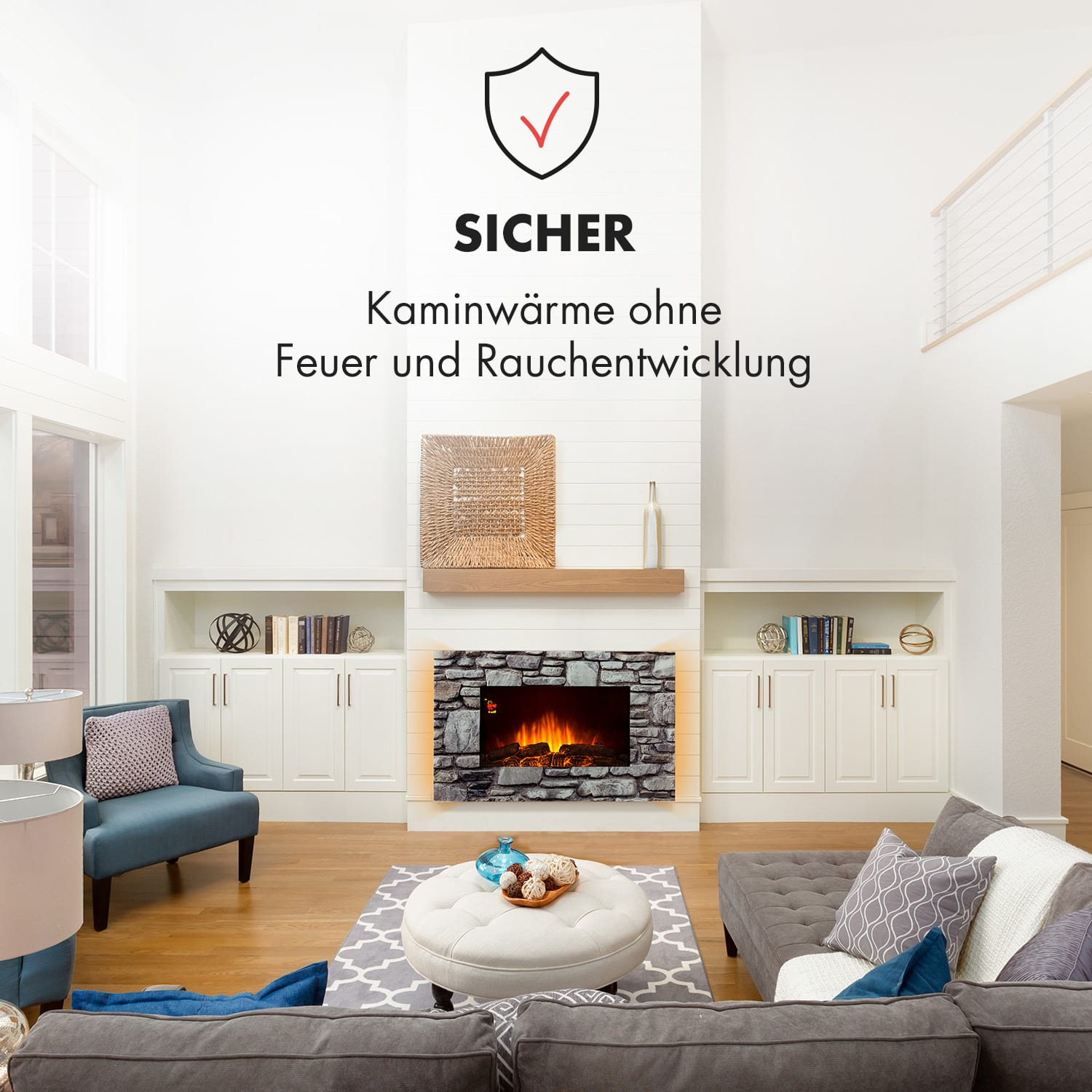 Wohnzimmer mit Kamin, Sofa und Sessel. Text: Sicher, Kaminwärme ohne Feuer.