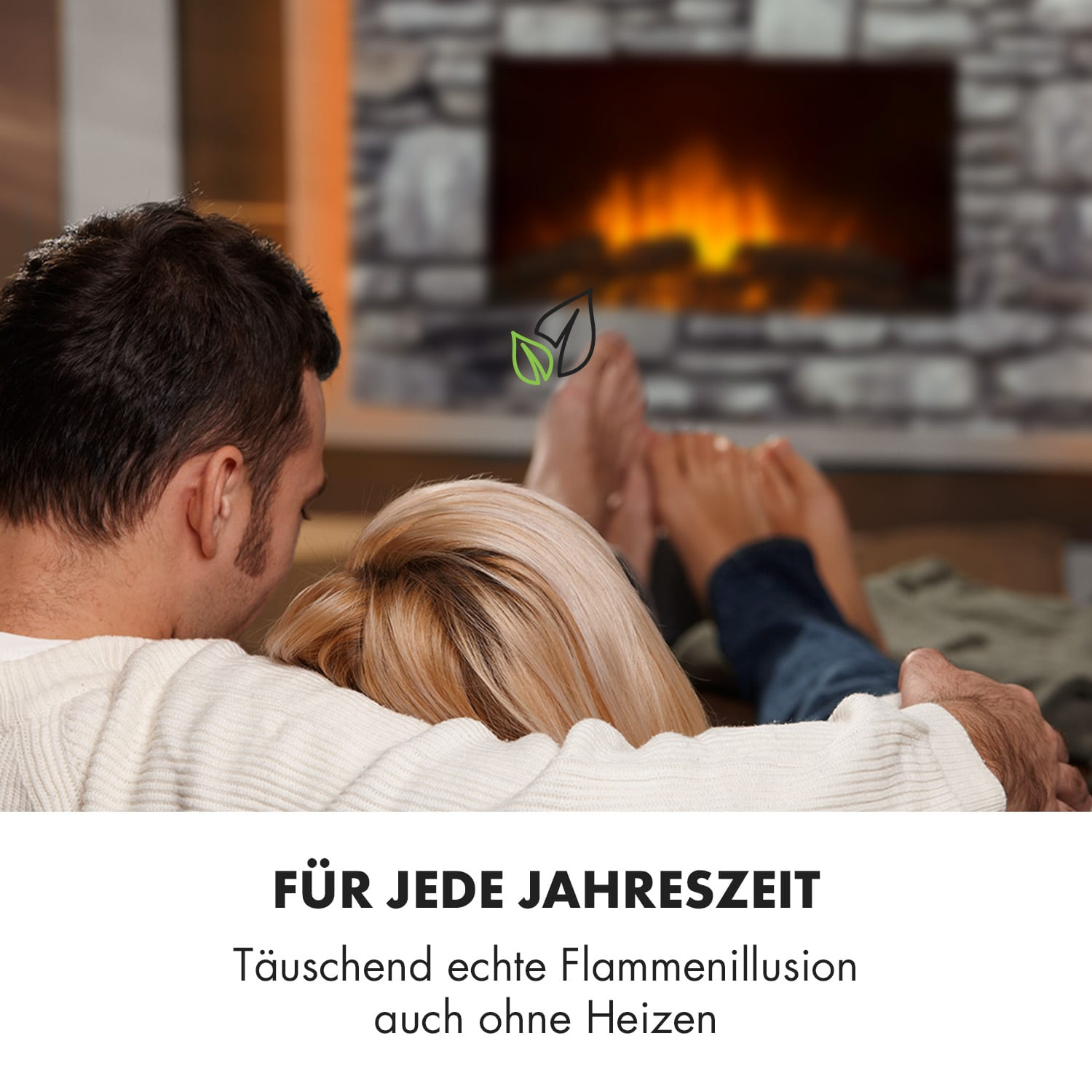 Paar auf Couch, Kamin im Hintergrund, Text auf Deutsch.