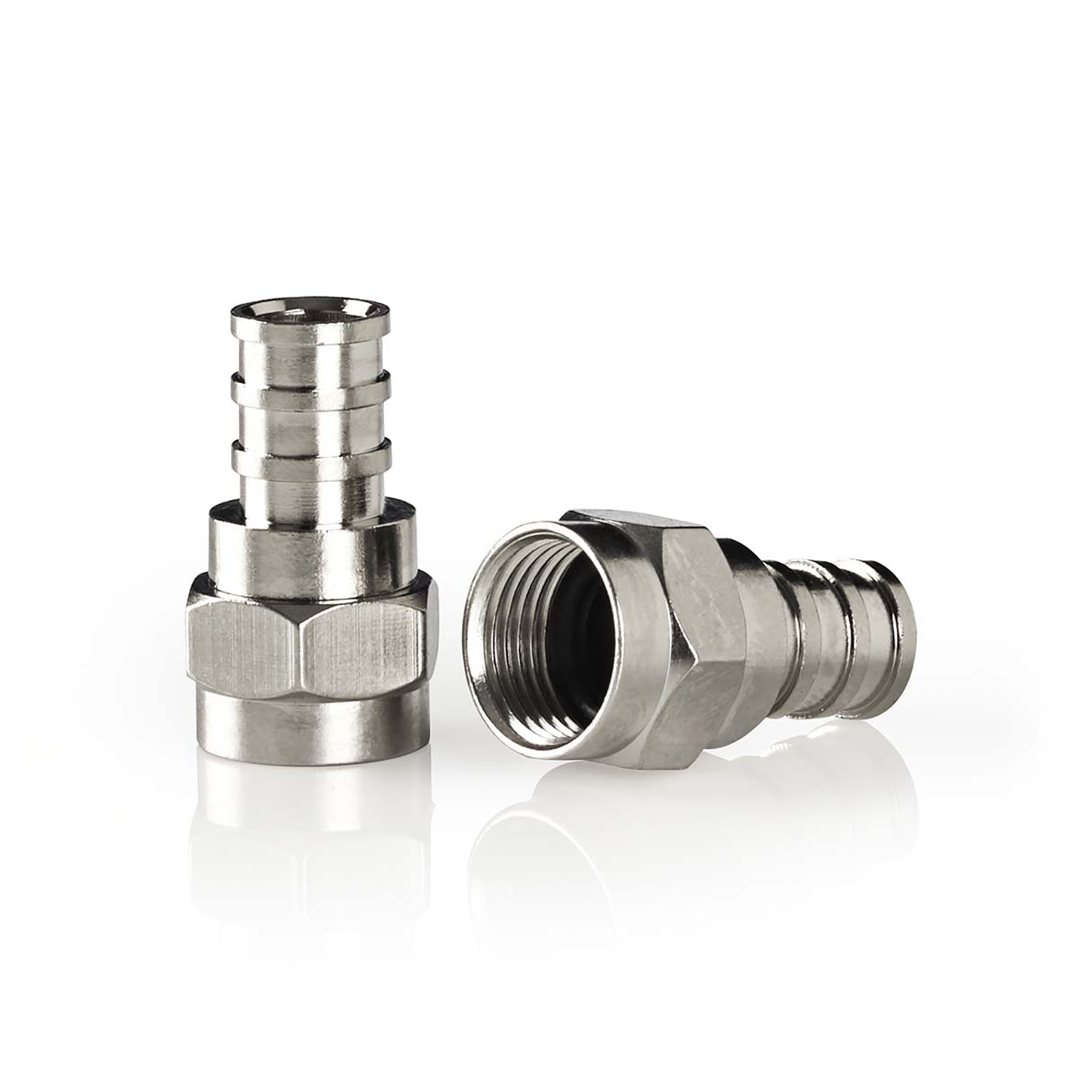 Zwei silberne Koaxialkabelstecker, einer stehend, einer liegend, vor weißem Hintergrund.