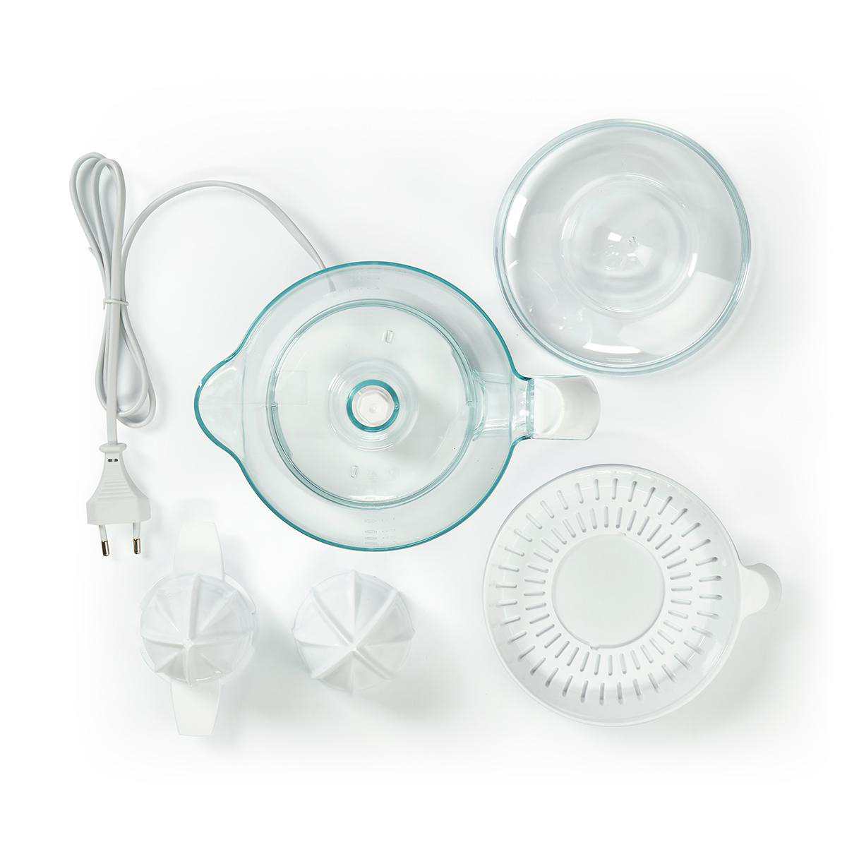 Części wyciskarki do soku na białym tle. Zawiera dzbanek, miski, głowice wyciskarki i przewód z wtyczką.