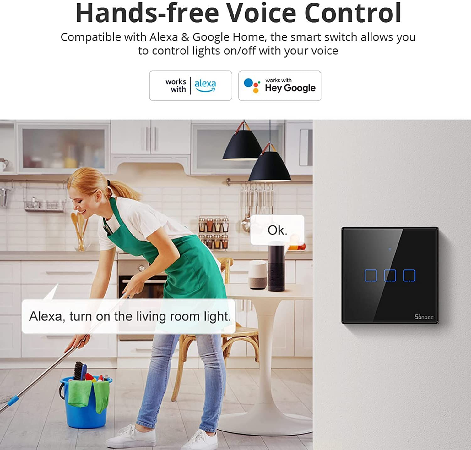 Una donna in cucina usa un interruttore intelligente per accendere la luce con il controllo vocale. Testo dice Alexa.