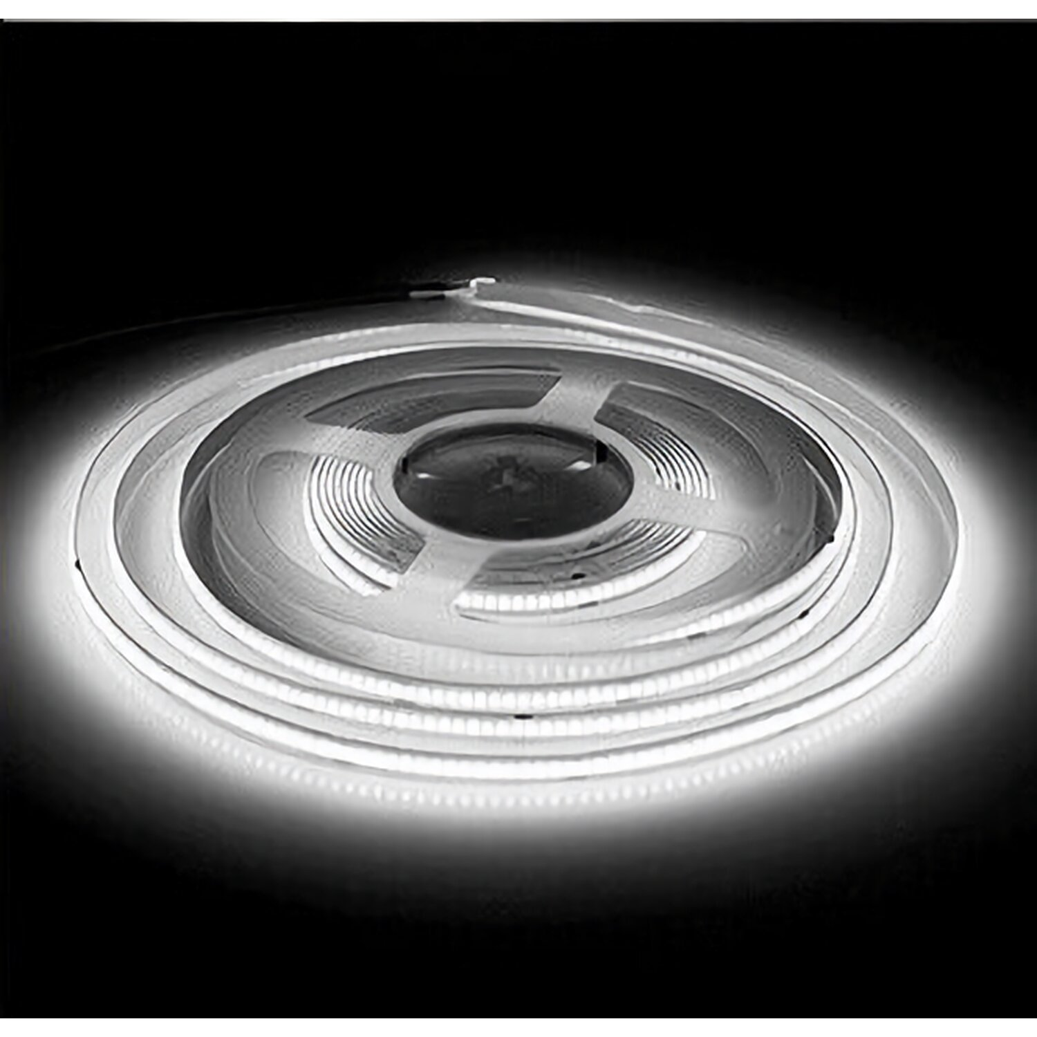 Eine Rolle weißer LED-Streifen auf dunklem Hintergrund aufgerollt.