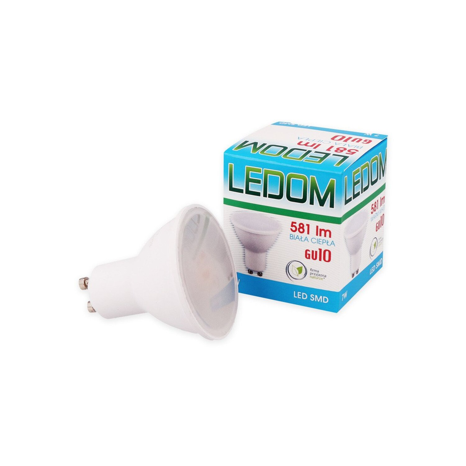 Eine weiße LED-Glühbirne vor ihrer Verpackung. Die Verpackung ist blau und weiß mit Text.