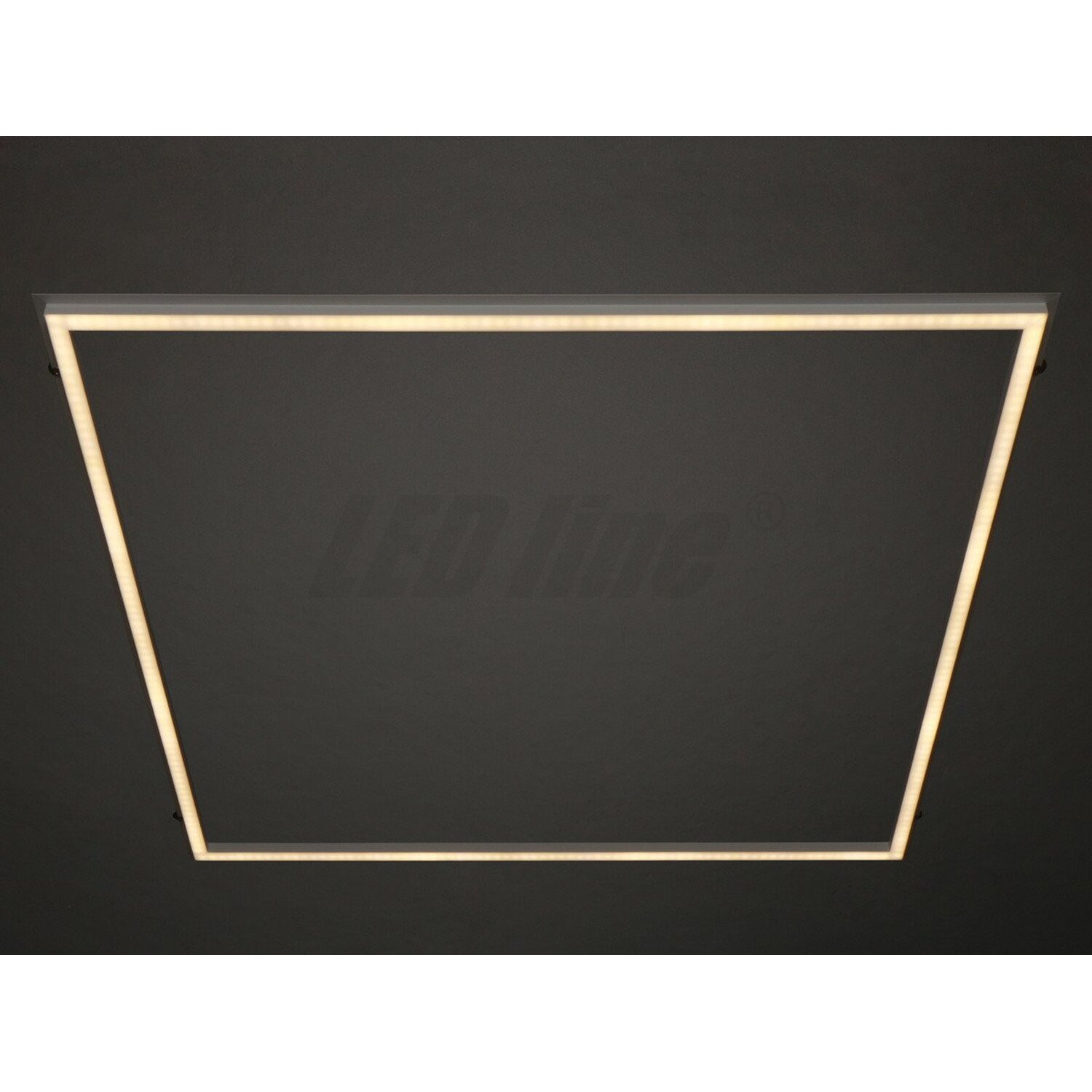 Eine flache LED-Lichttafel, rechteckig, an einer dunkelgrauen Decke montiert.