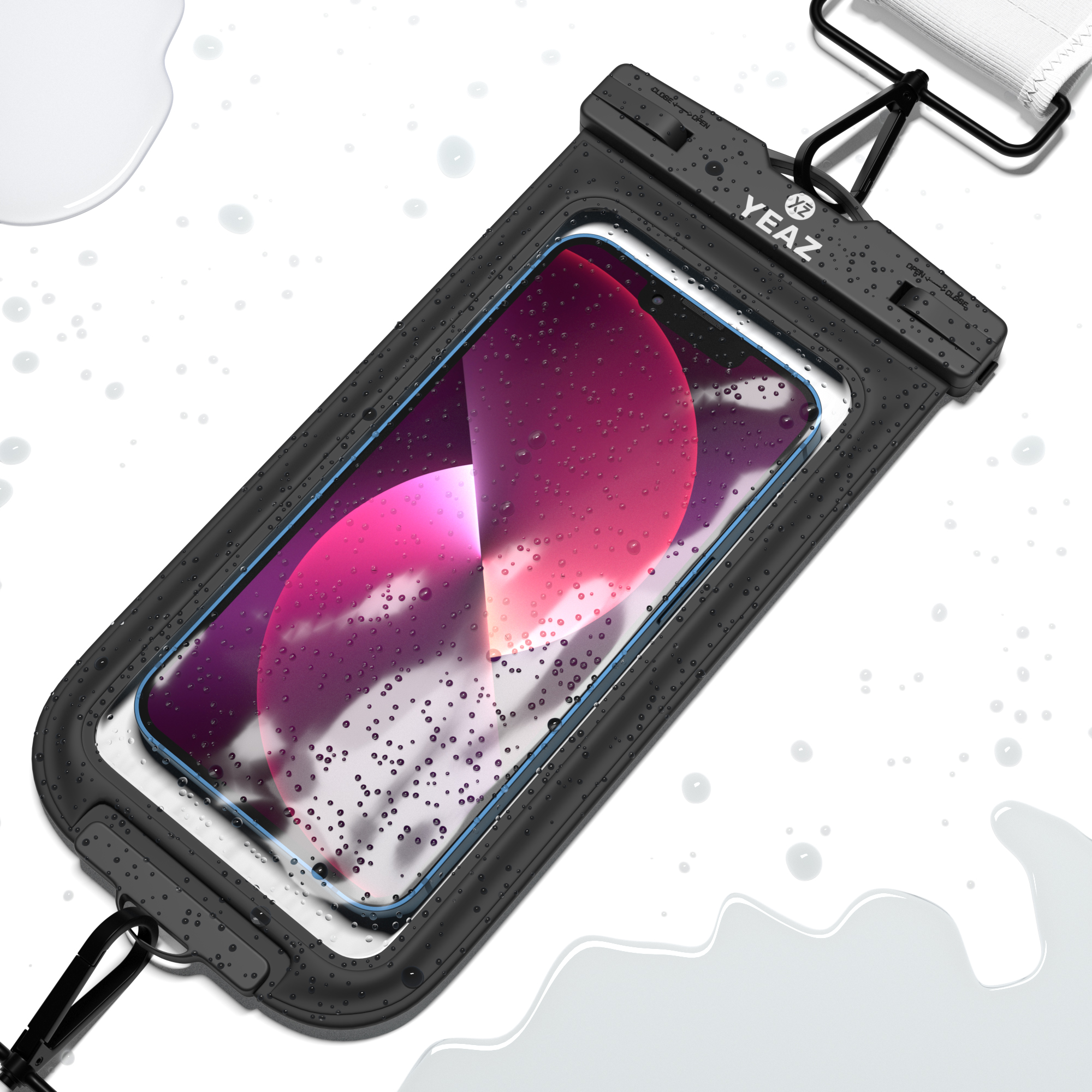 Eine schwarze wasserdichte Handyhülle mit einem Handy mit pink-lila Hintergrund. Wassertropfen.