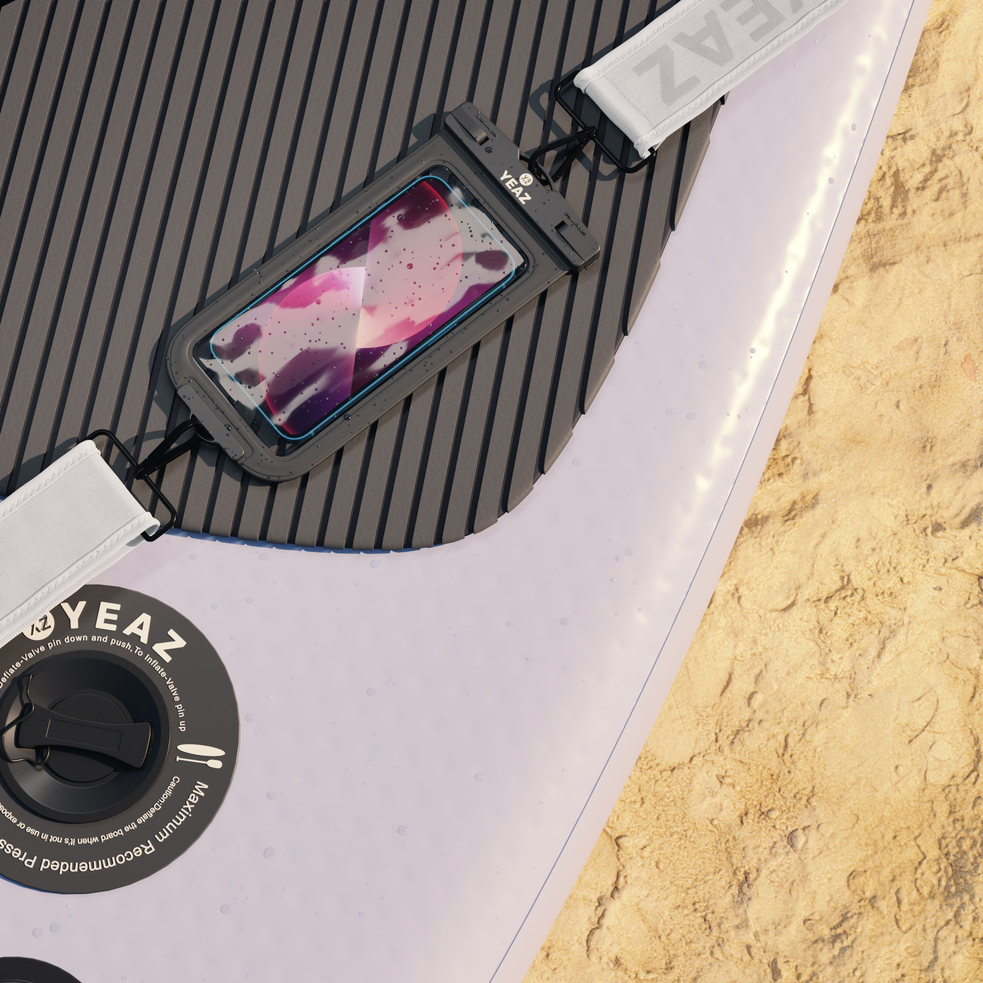 Ein Telefon in einer wasserdichten Hülle schwimmt auf dem Wasser, mit einem Paddleboard im Hintergrund.