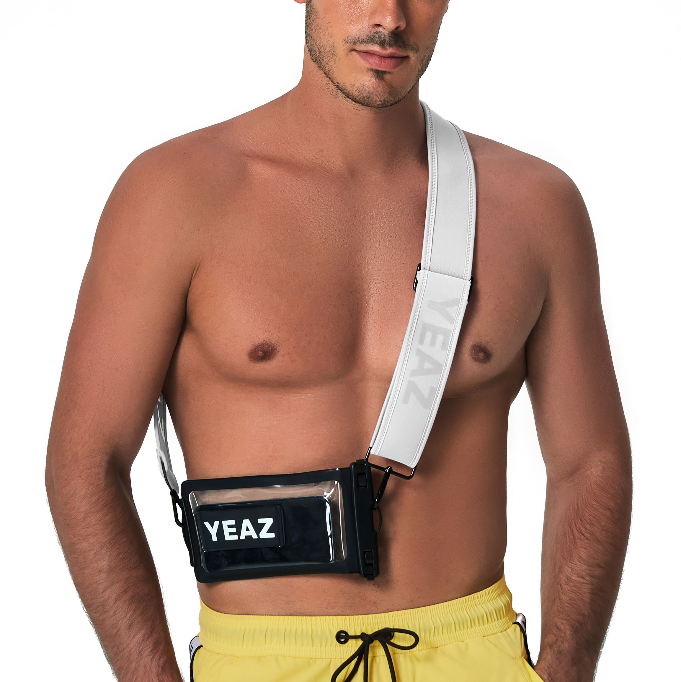 Ein Mann mit einer weißen Umhängetasche über der Brust. Die Tasche hat das Wort YEAZ.