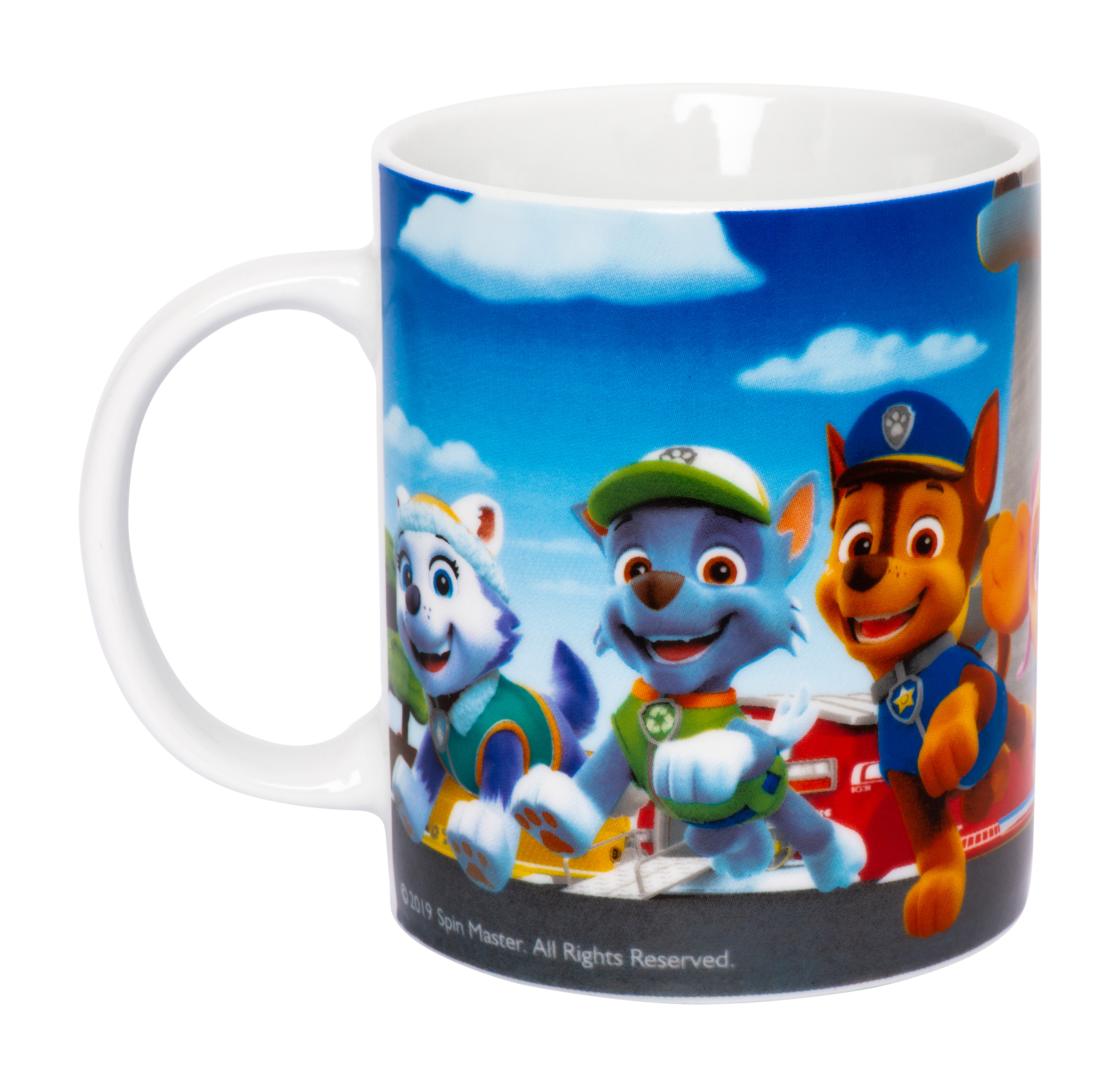 Eine Tasse mit Paw Patrol-Figuren. Der Hintergrund ist ein blauer Himmel.