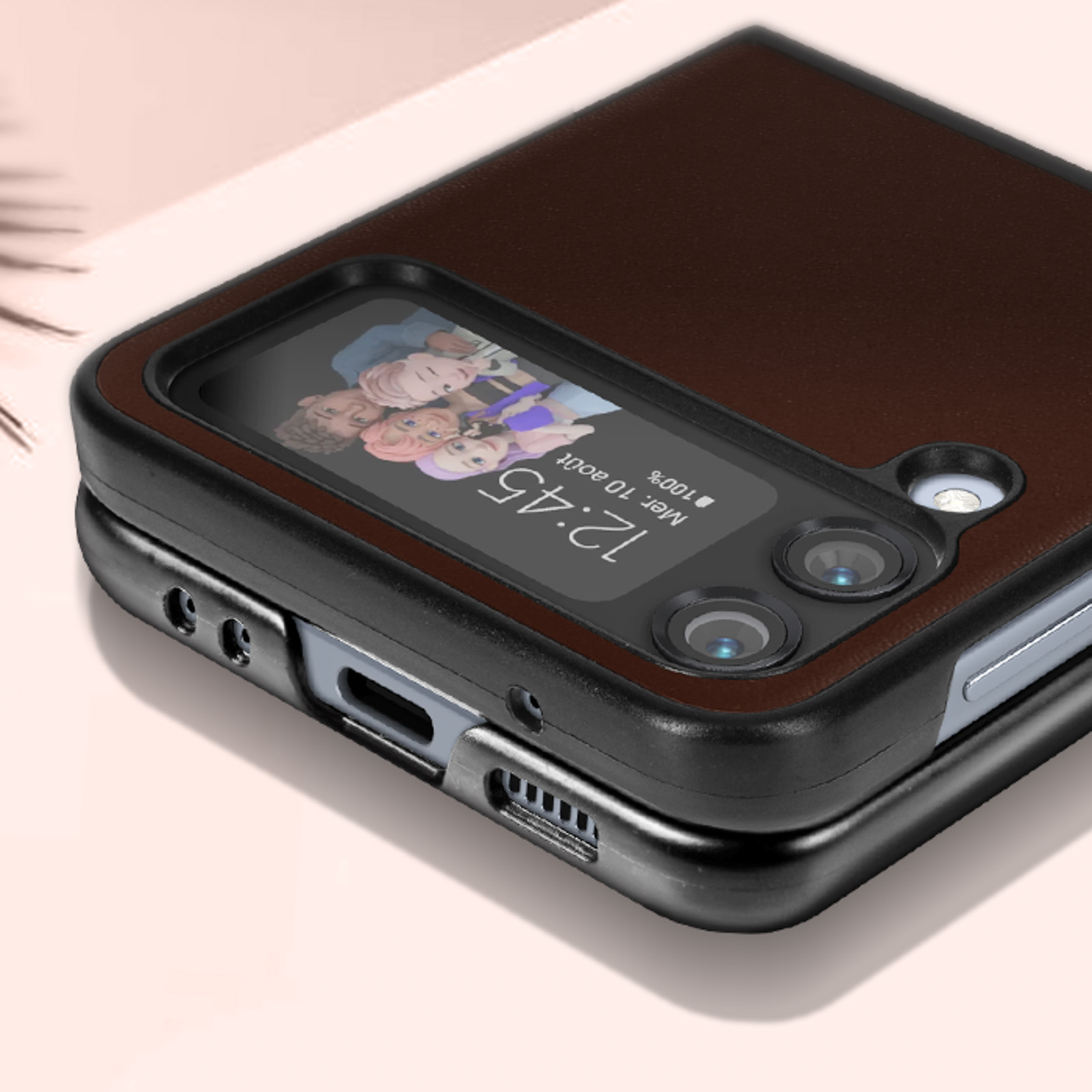 Un telefono in una custodia marrone, che mostra lo schermo. Lo schermo mostra l'ora.