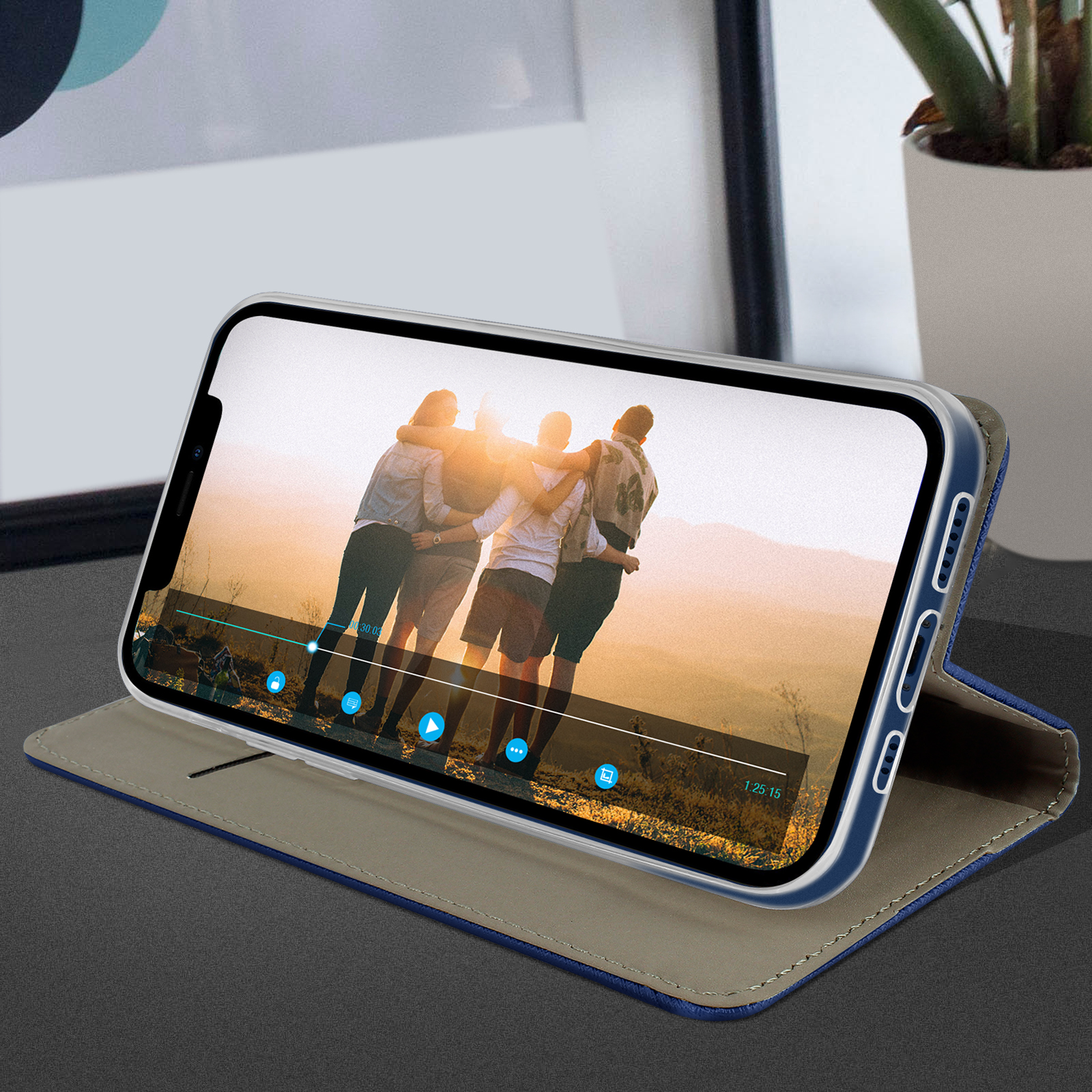 Een smartphone toont een video op een hoesje. De hoes is blauw met een lichtbeige interieur. Een lijst is in beeld.