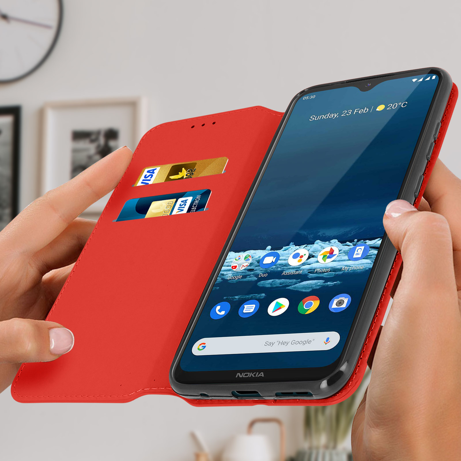 Mani che tengono una custodia rossa per telefono con smartphone. Mostra icone di app.