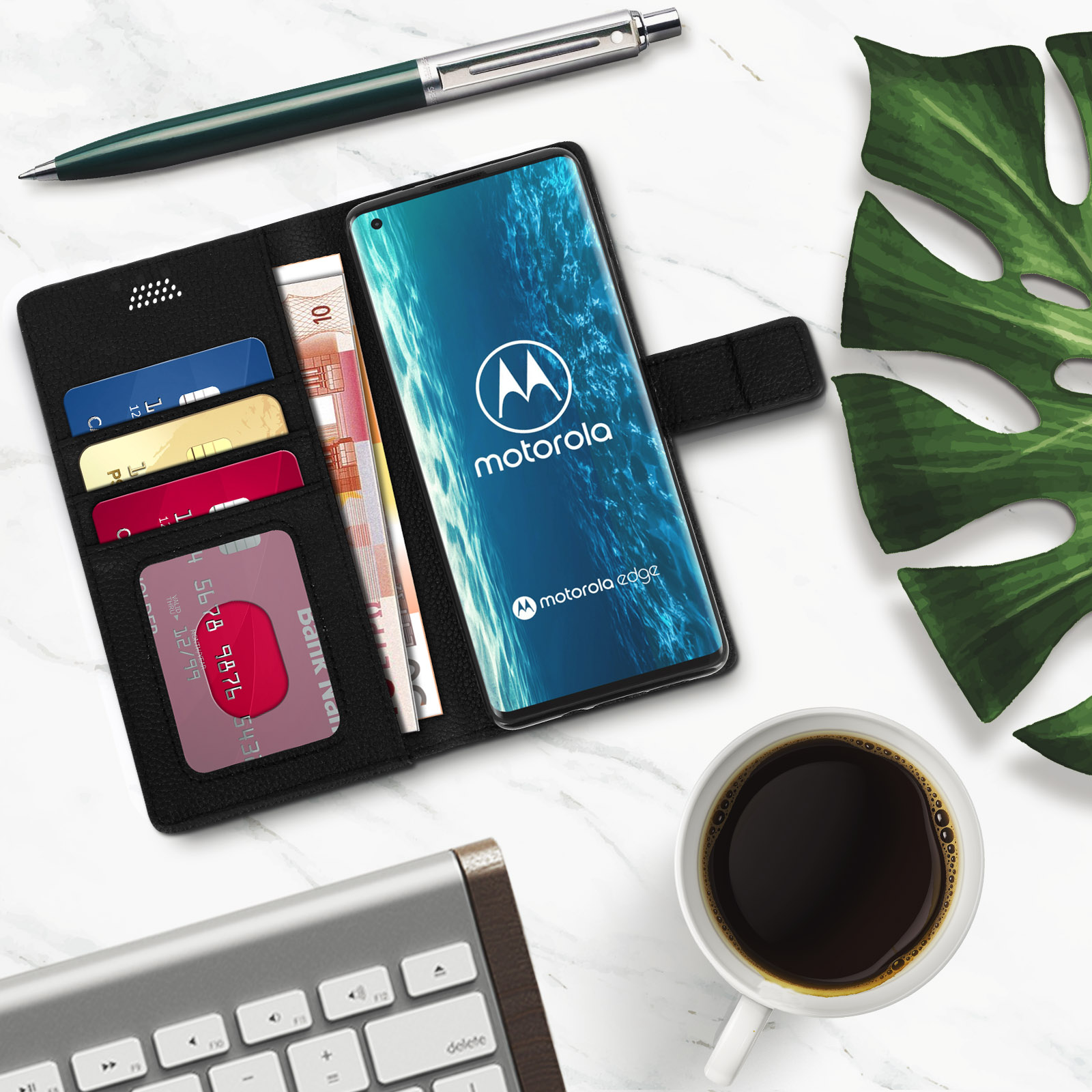 Un telefono in una custodia a portafoglio con carte, denaro, penna e caffè.