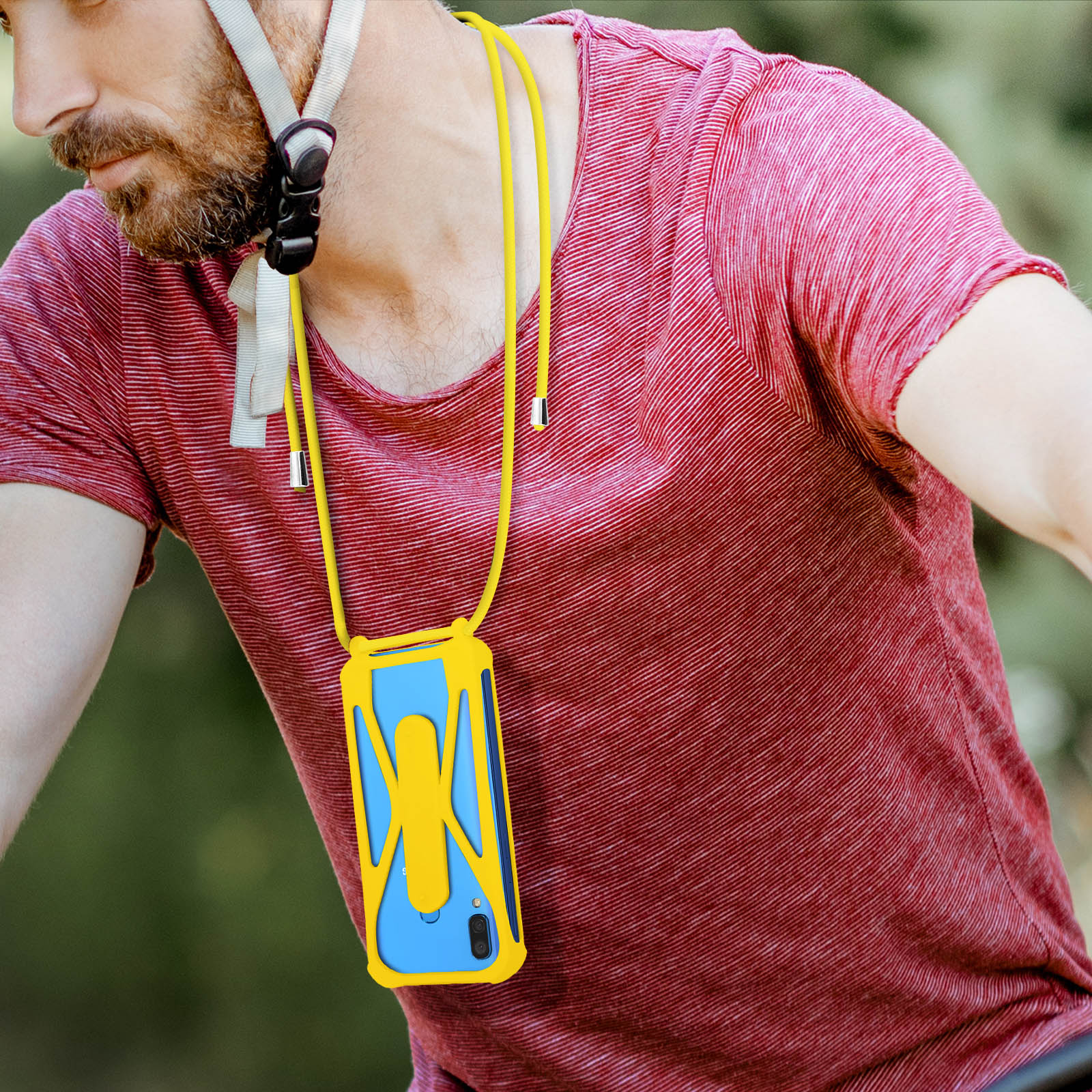 Homme portant une chemise rouge et un casque, avec un étui de téléphone jaune autour du cou. Arrière-plan flou.