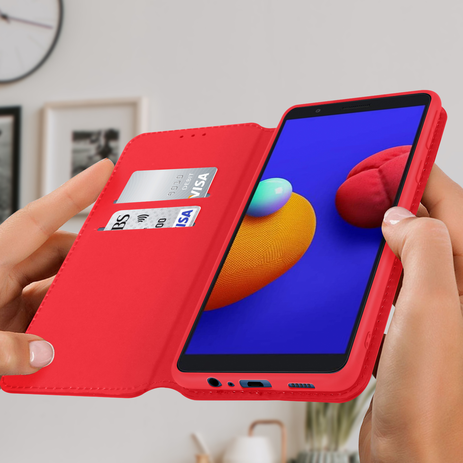 Una custodia per telefono rossa con un telefono all'interno. La custodia è aperta, rivelando uno slot per carte di credito.
