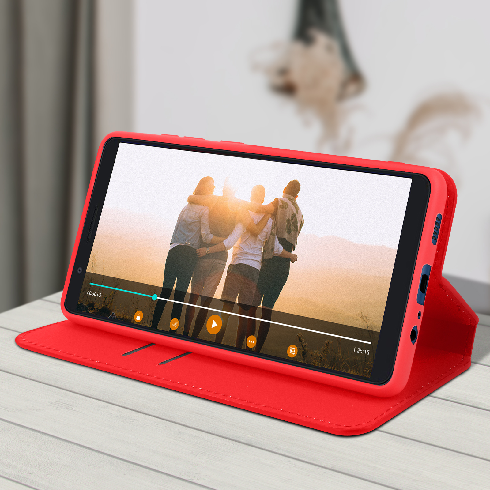 Una custodia rossa aperta, che mostra un telefono che riproduce un video.