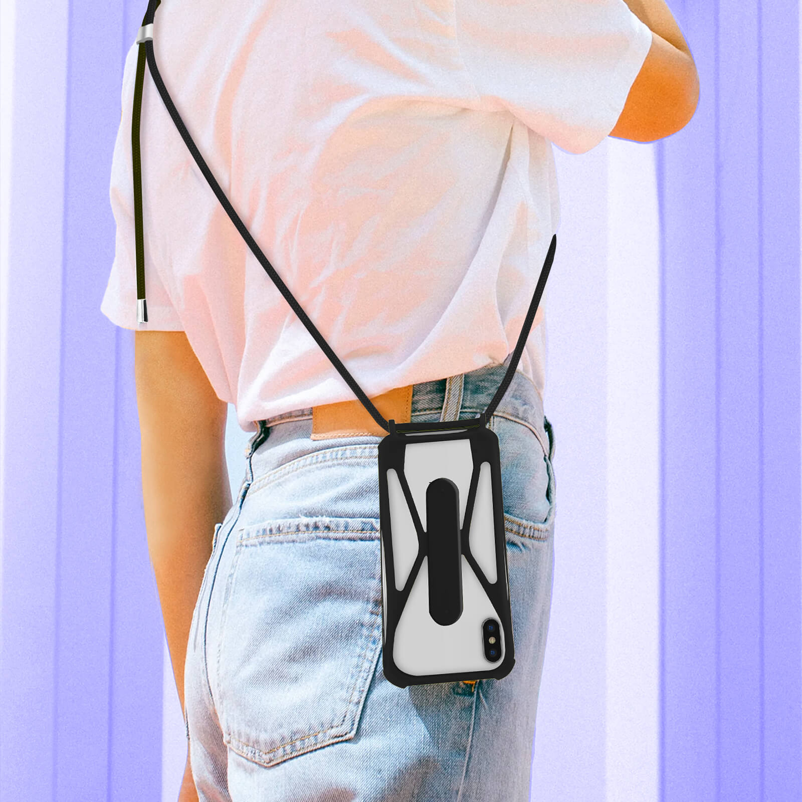 Een persoon met een wit shirt en lichtblauwe jeans heeft een telefoon met een nekriem.