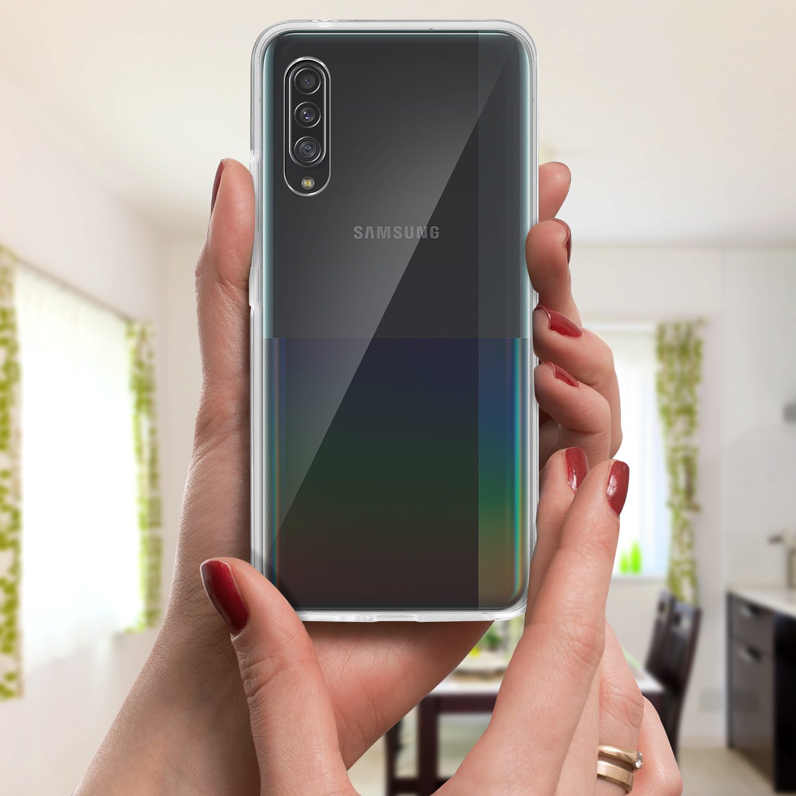 Mani che tengono un telefono con una custodia trasparente. Il telefono è nero con tripla fotocamera e logo Samsung.