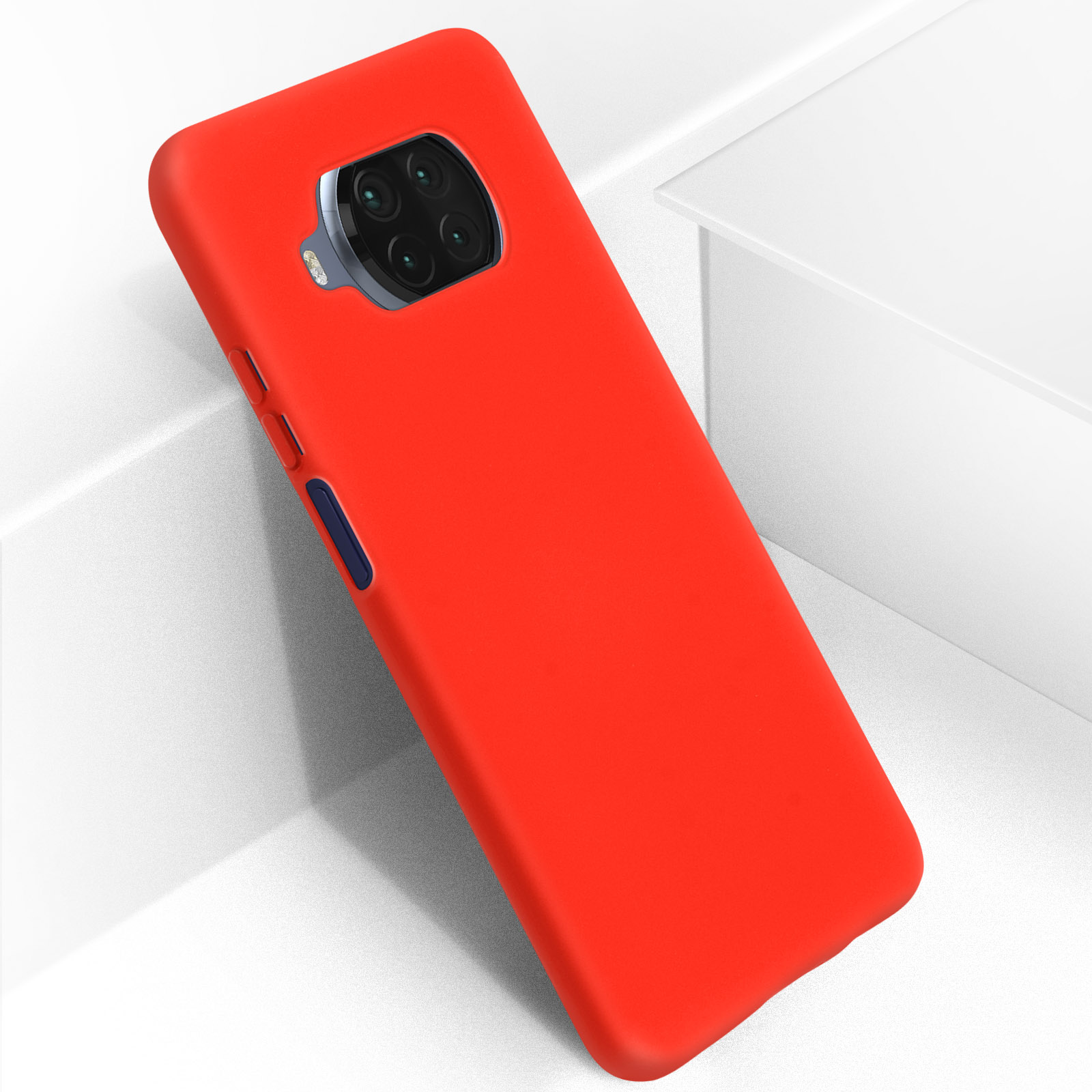 Una custodia rossa per telefono su una superficie bianca. La custodia copre la parte posteriore del telefono, mostrando l'area della fotocamera.