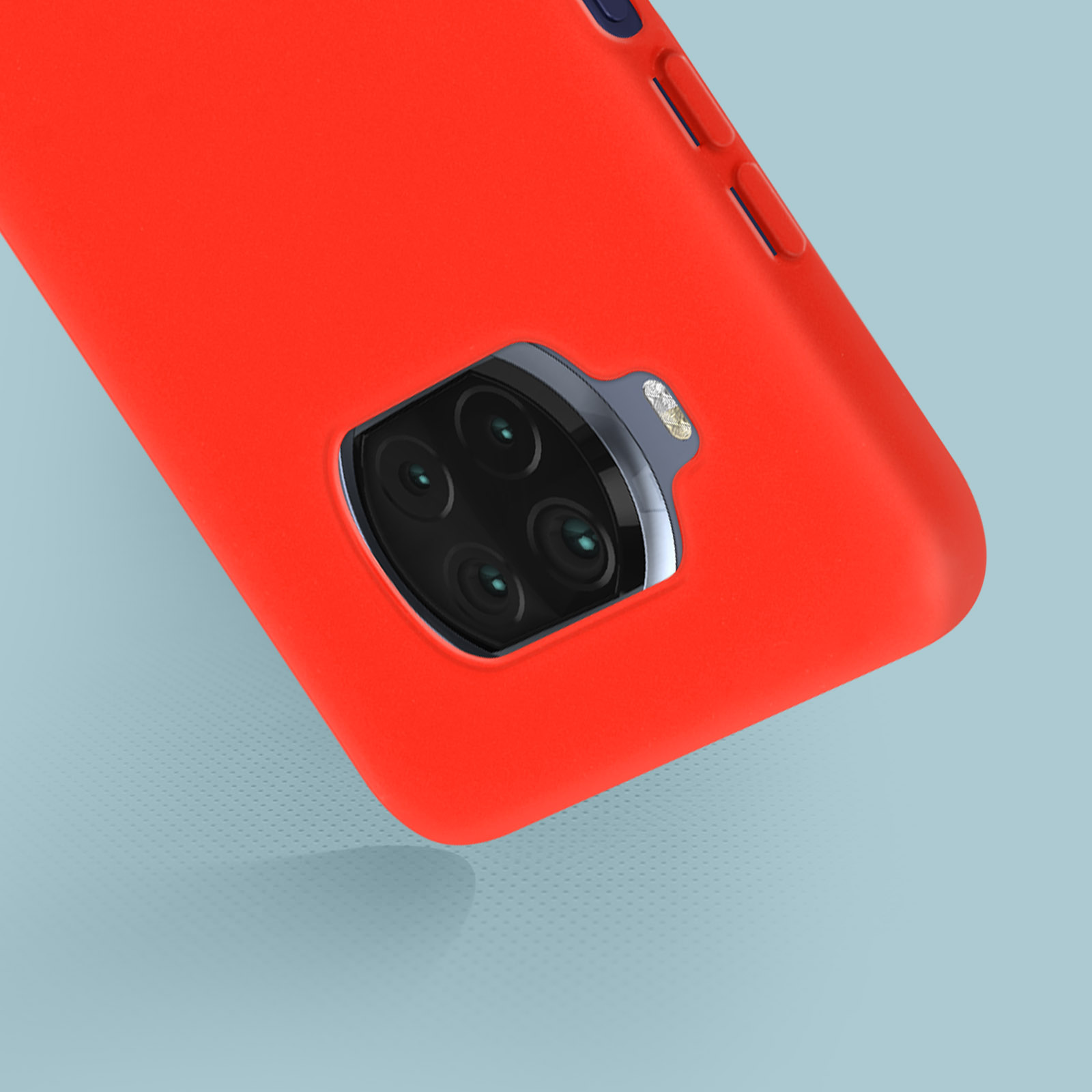 Custodia rossa per telefono con ritaglio per fotocamera, su sfondo blu. Messa a fuoco morbida.