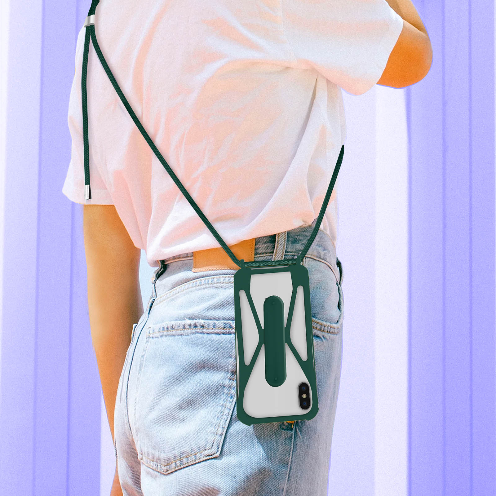 Een vrouw die een spijkerbroek en een wit t-shirt draagt met een groene telefoonhoes.