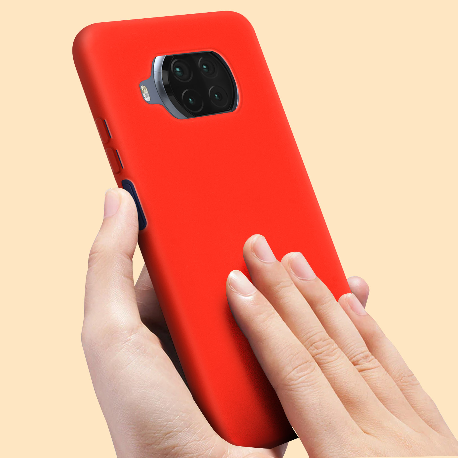 Una custodia rossa per telefono con una mano che la tiene su uno sfondo sfocato.