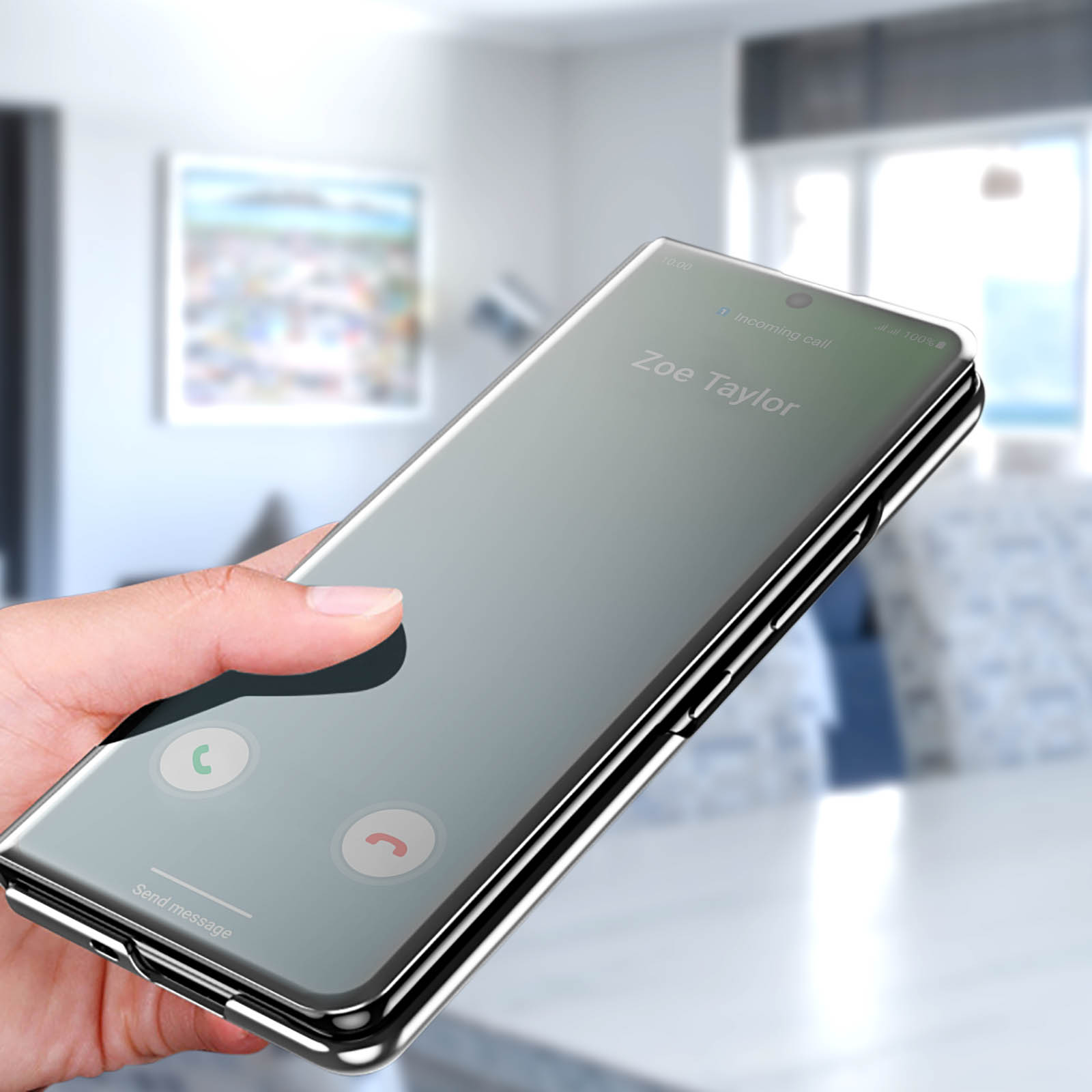 Una mano che tiene un telefono. Lo schermo del telefono mostra una chiamata in arrivo da Zoe Taylor.