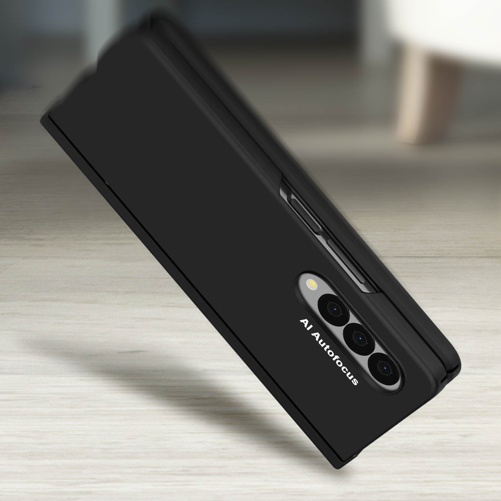 Une coque de téléphone noire avec une triple caméra et les mots 'AI Autofocus' sur une surface en bois.