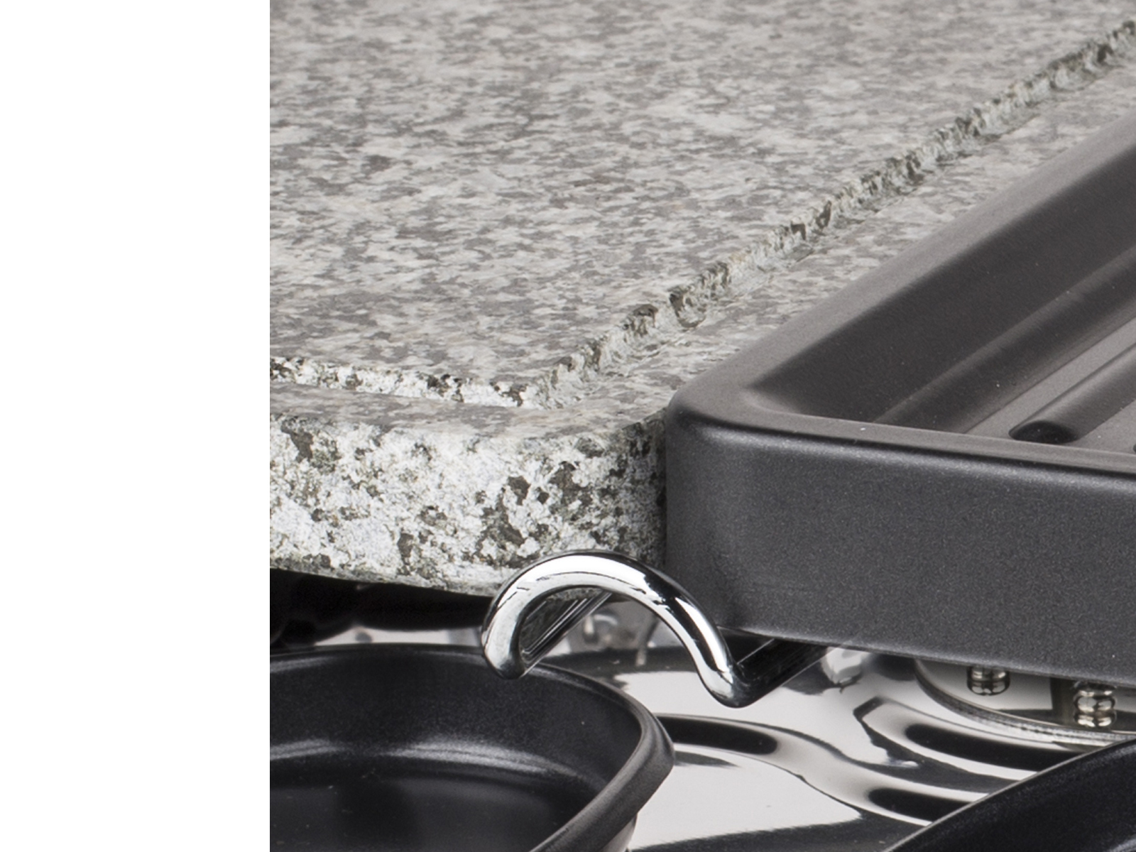 Nahaufnahme einer Granit-Grillfläche mit Metallgriff und Grillplatte. Weißer Hintergrund.