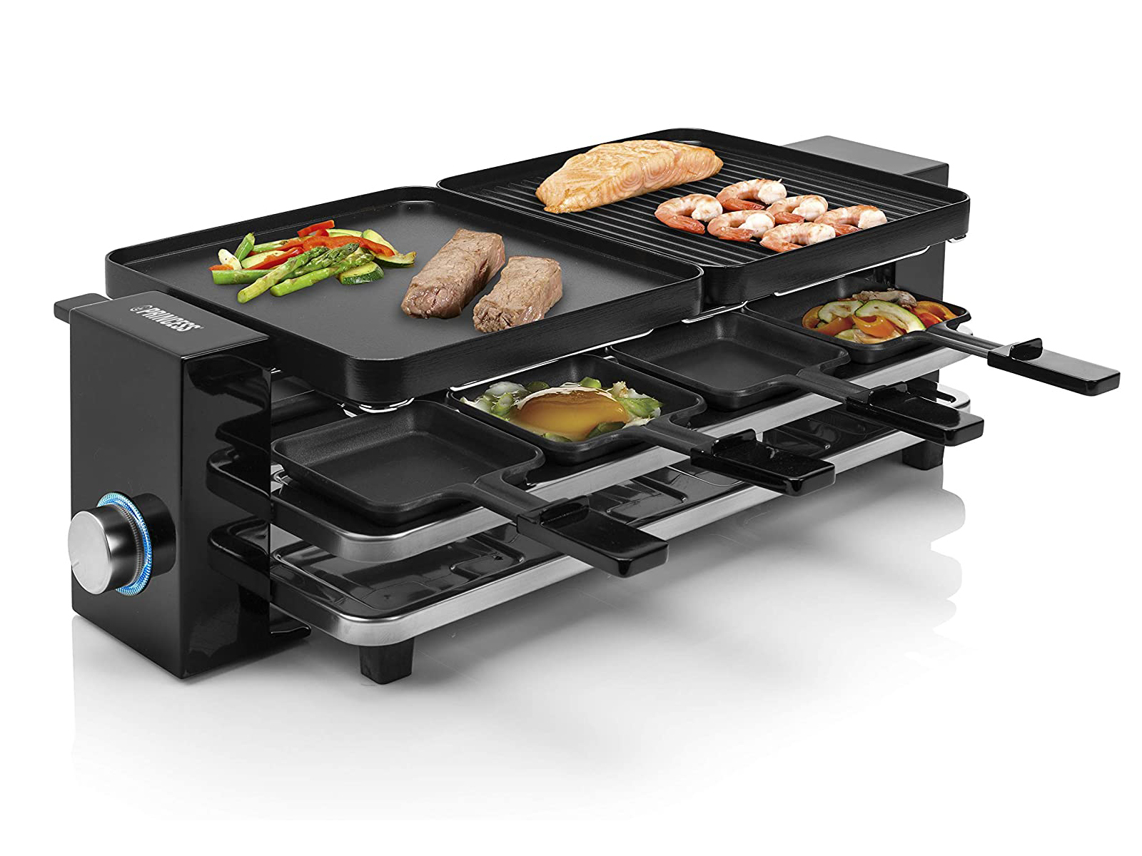 Grill do raclette z różnymi potrawami. Ma wiele powierzchni do gotowania i naczyń.