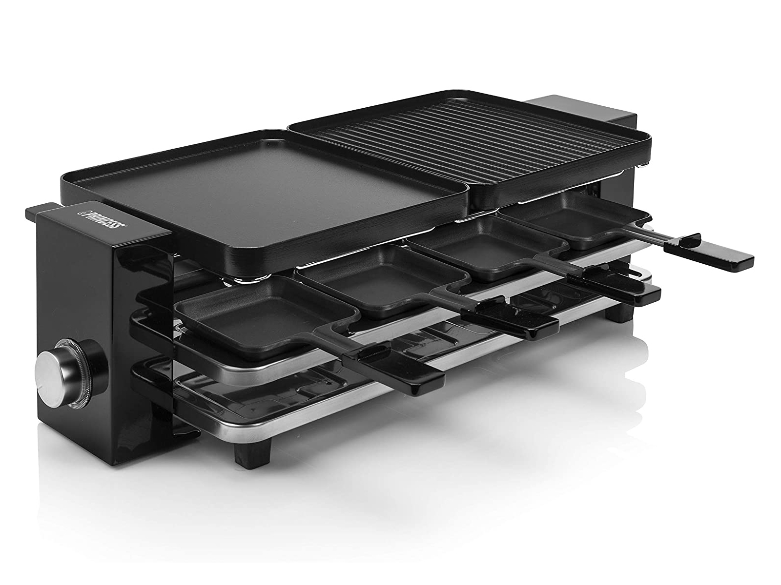 Czarny grill do raclette z wieloma patelniami i płytą grillową na białym tle.