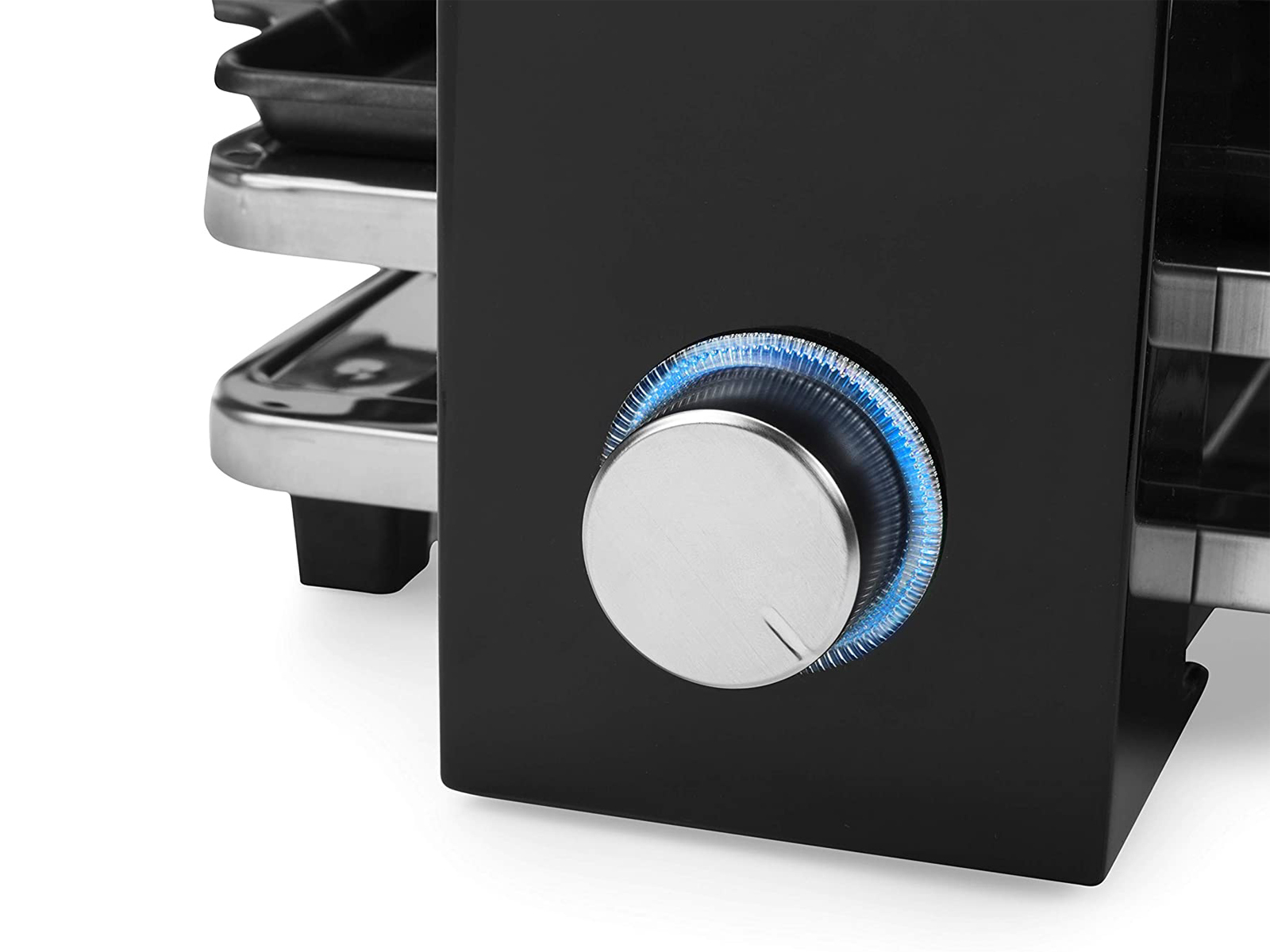 Zbliżenie pokrętła sterowania czarnego grilla do raclette z niebieskim światłem.