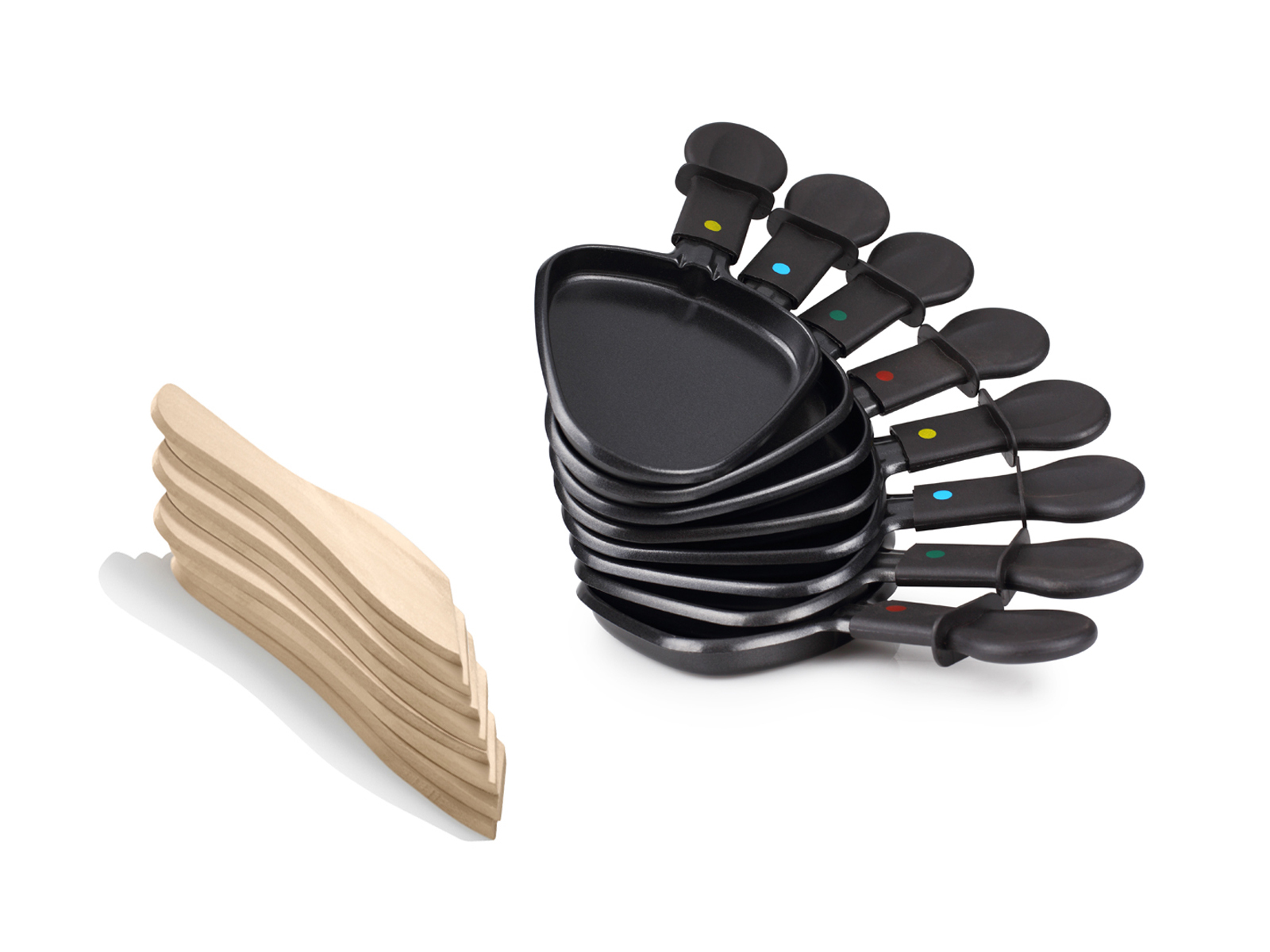 Drewniane szpatułki i patelnie. Jest wiele drewnianych szpatułek i czarnych patelni.