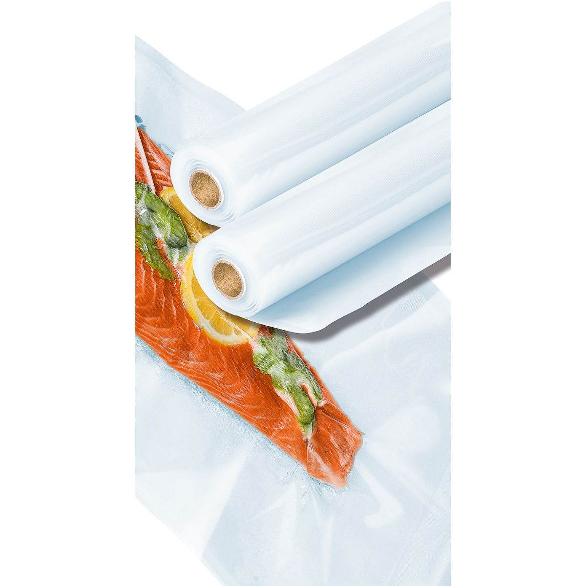Zwei Rollen Klarsichtfolie und ein Stück Lachs mit Zitrone und Kräutern.