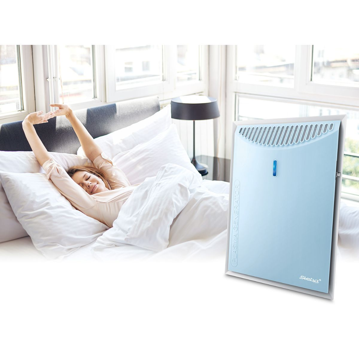 Una mujer en la cama se estira cerca de un generador de plasma azul, entra luz solar.