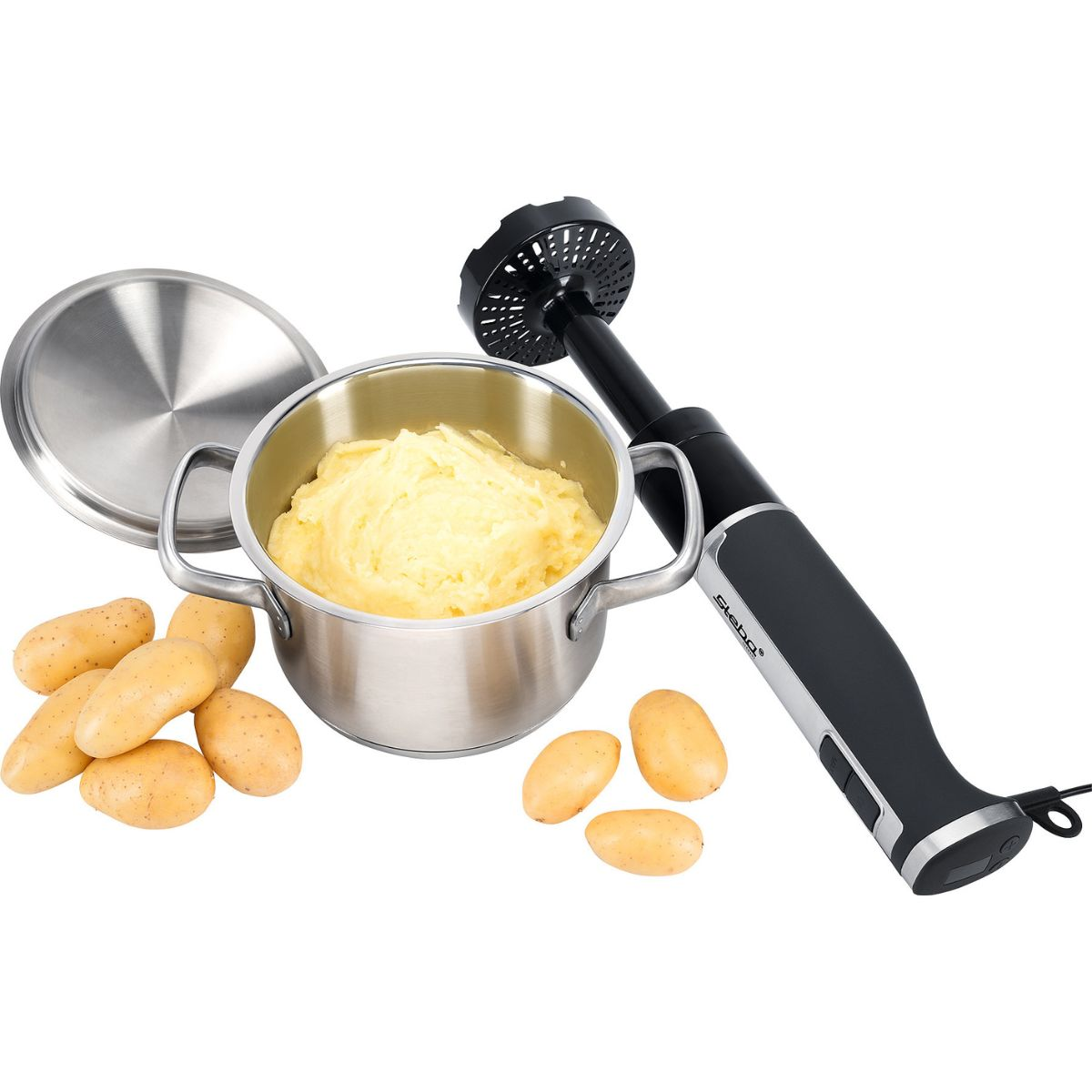 Frullatore a immersione con pentola di purè di patate, patate. Sfondo bianco.