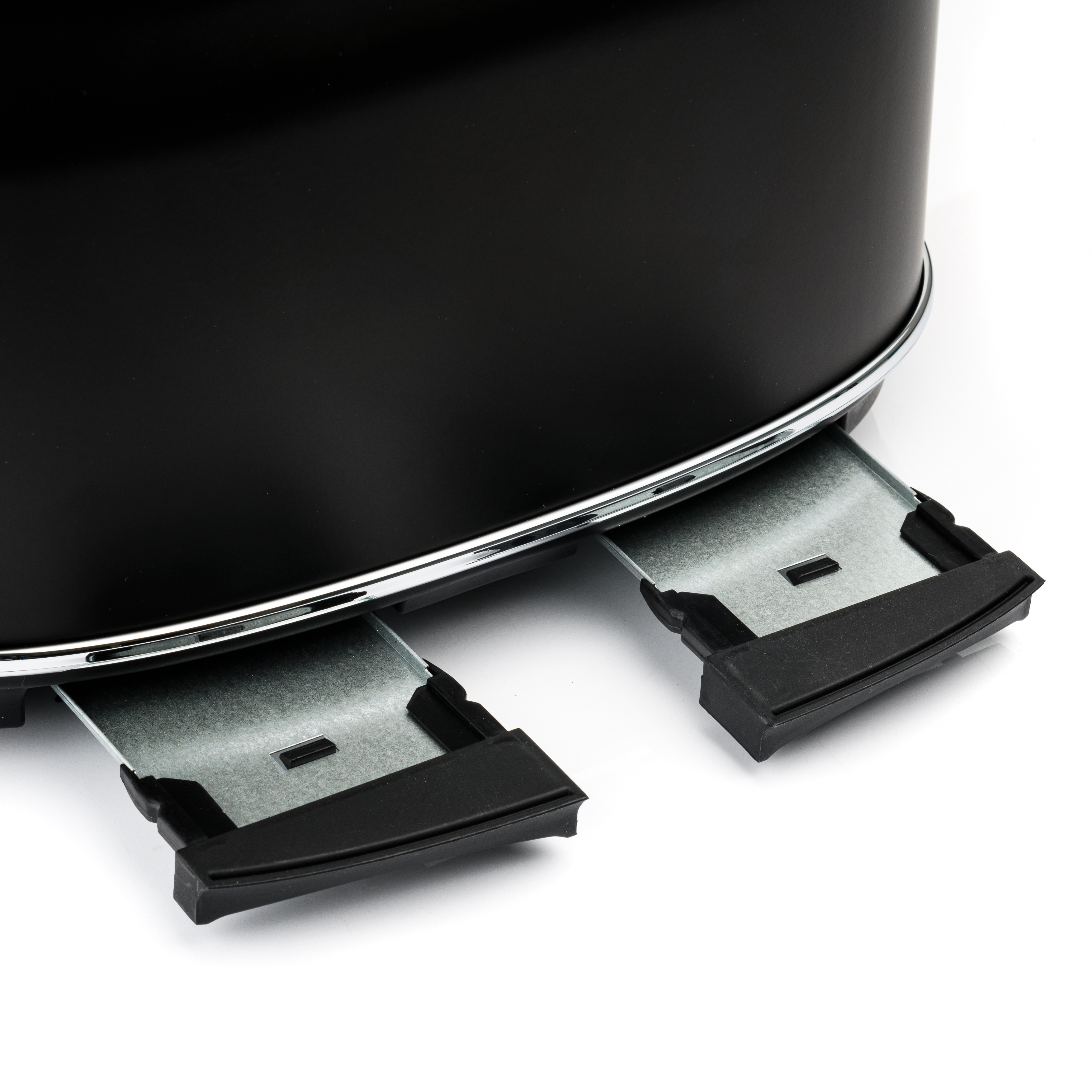 Nahaufnahme eines schwarzen Toasters mit zwei Schlitzen und zwei Krümelschalen.