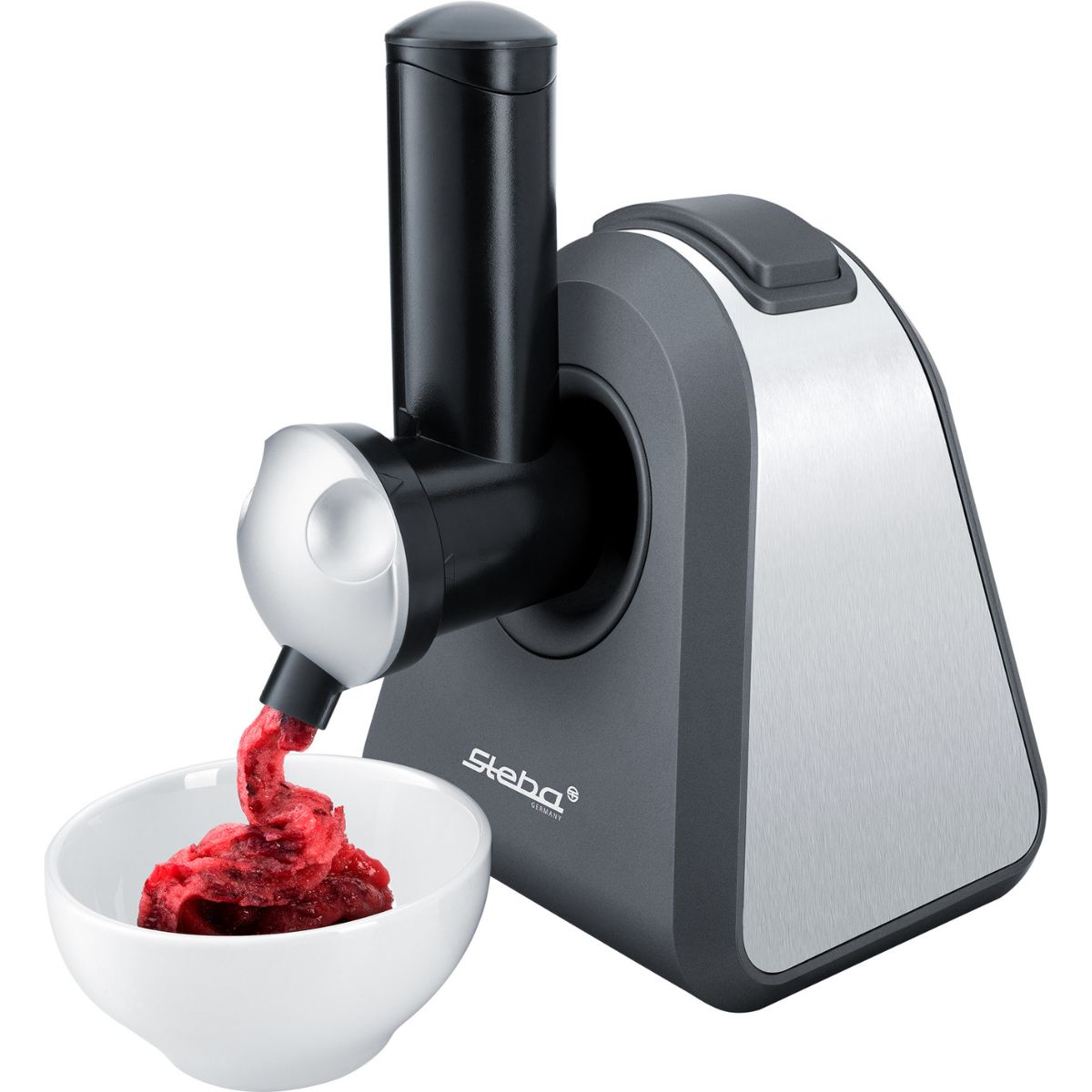 Gelatiera con una ciotola bianca. Sta facendo un dessert gelato rosso. La macchina è argento e nera.
