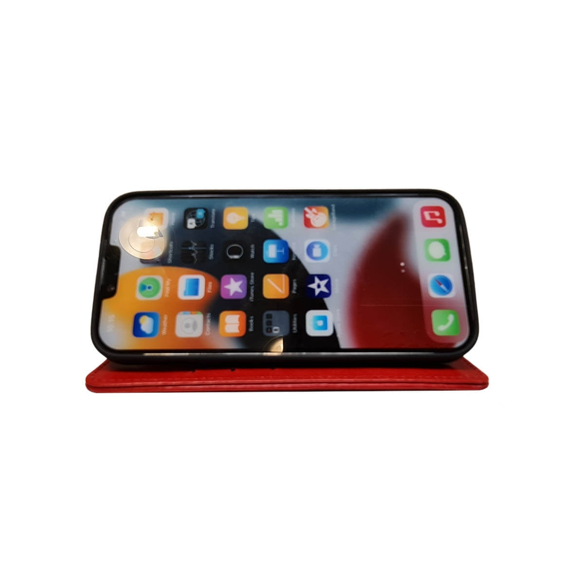 Eine rote Handyhülle mit einem Telefon darin, auf einer roten Oberfläche gezeigt.