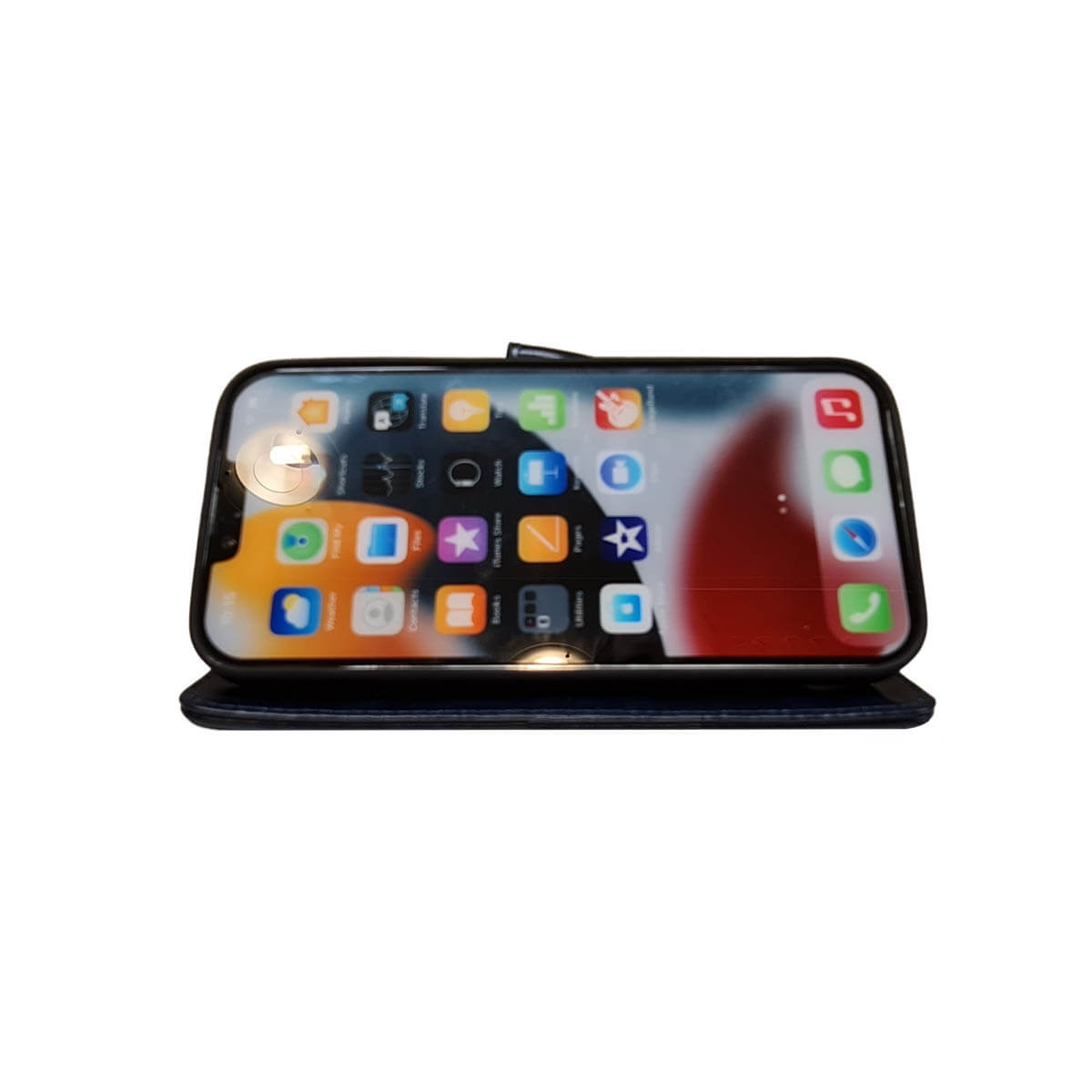 Ein Smartphone in einer Leder-Wallet-Hülle, das eine App-Oberfläche auf dem Bildschirm zeigt. Die Hülle ist geöffnet.