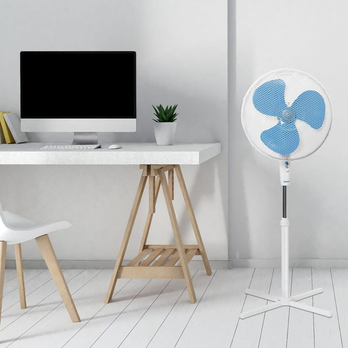 Biały pokój ma biurko z komputerem i wentylatorem. W pokoju jest krzesło.